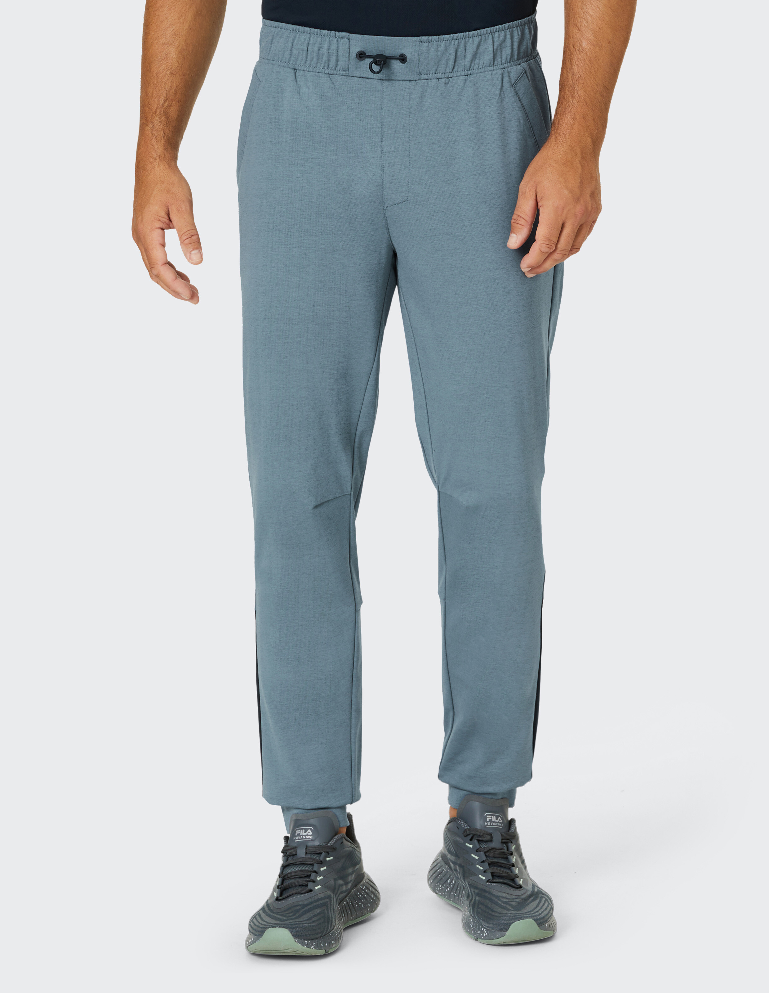 Graue Jogginghose mit elastischem Bund, Tunnelzug und schmalem Bein; schwarze Details an den Seiten und Bündchen am Saum.