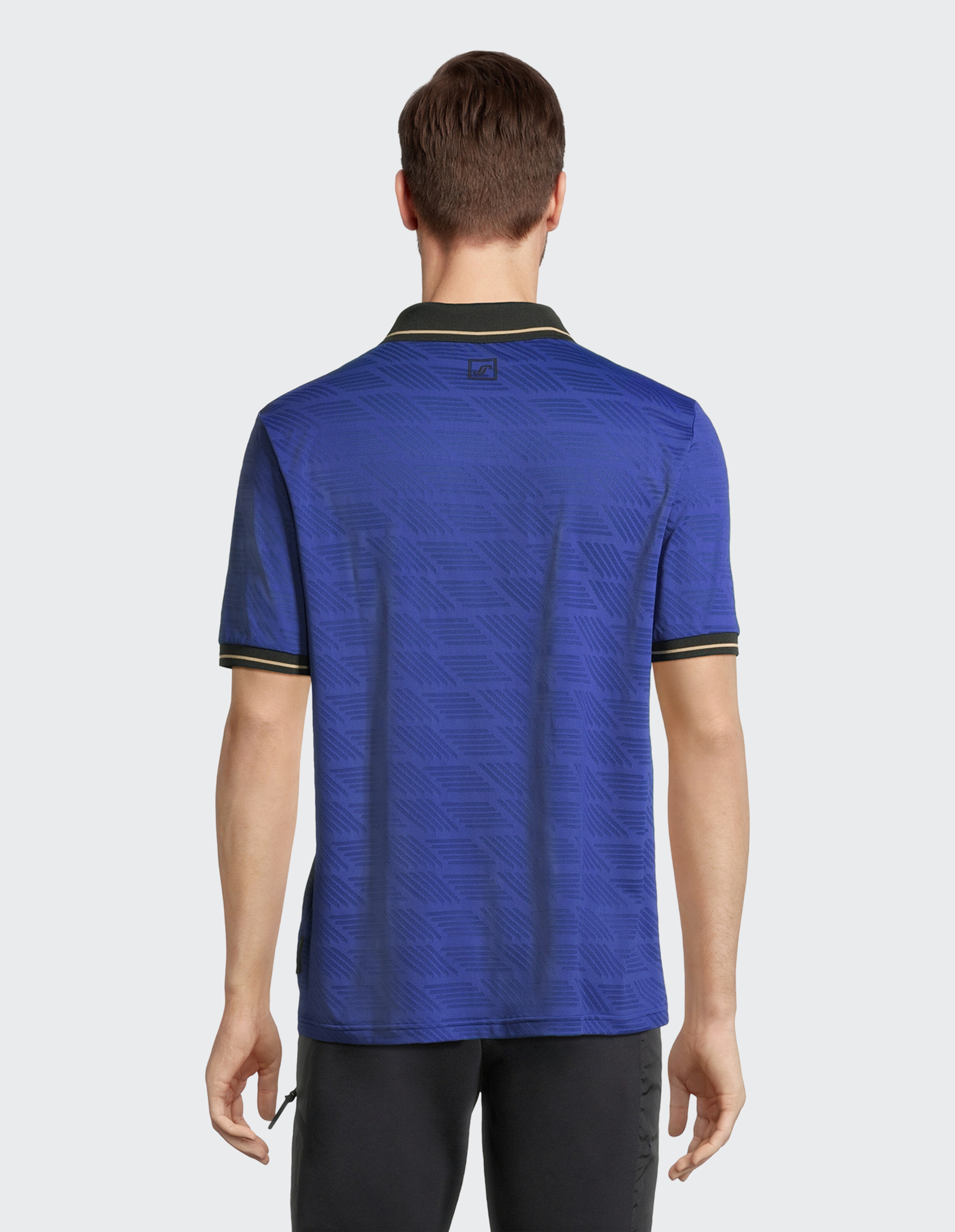 Blaues Herren-Poloshirt mit geometrischem Muster und kontrastierendem Kragen, lässiger Stil.