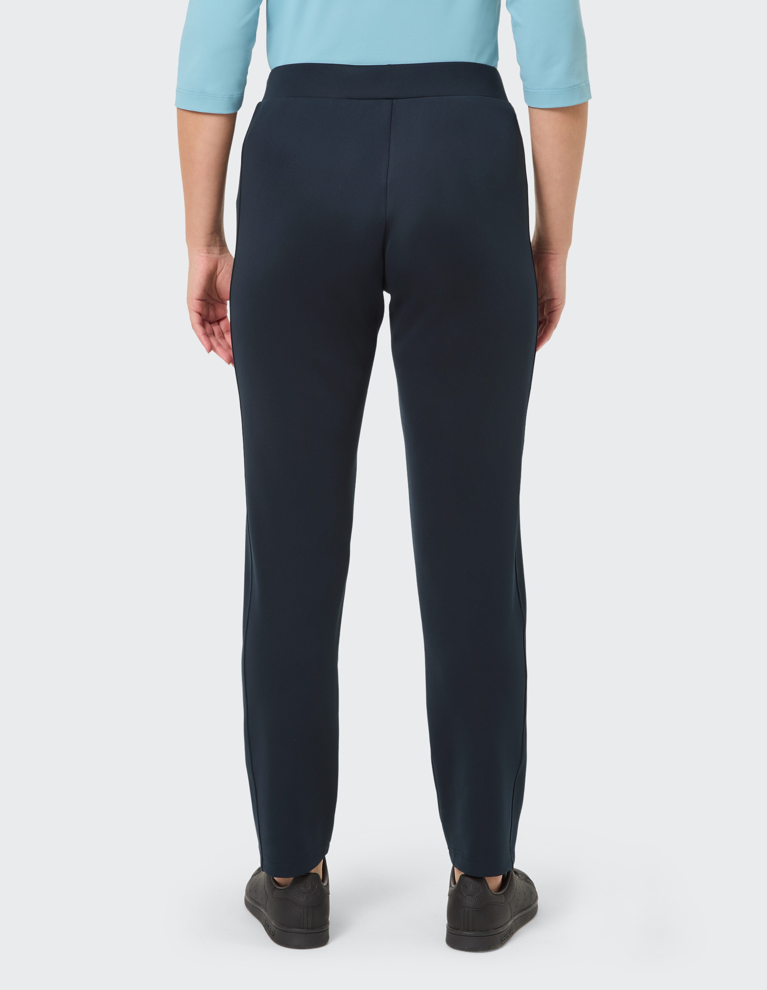 Rückansicht einer marineblauen Freizeithose mit bequemer Passform und elastischem Bund.