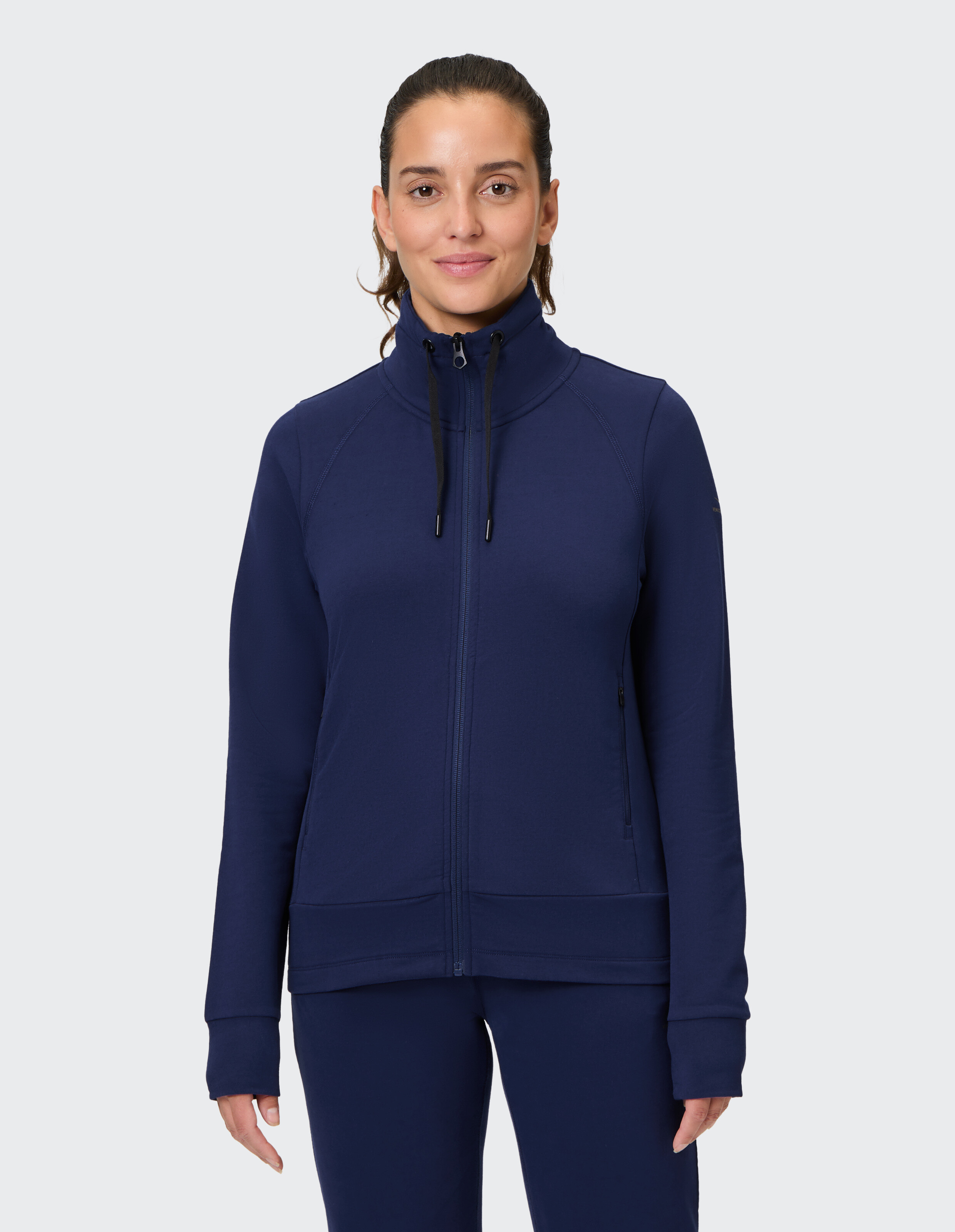 Frau trägt ein marineblaues Sweatshirt mit Reißverschluss und hohem Kragen für gemütliche Freizeitkleidung.