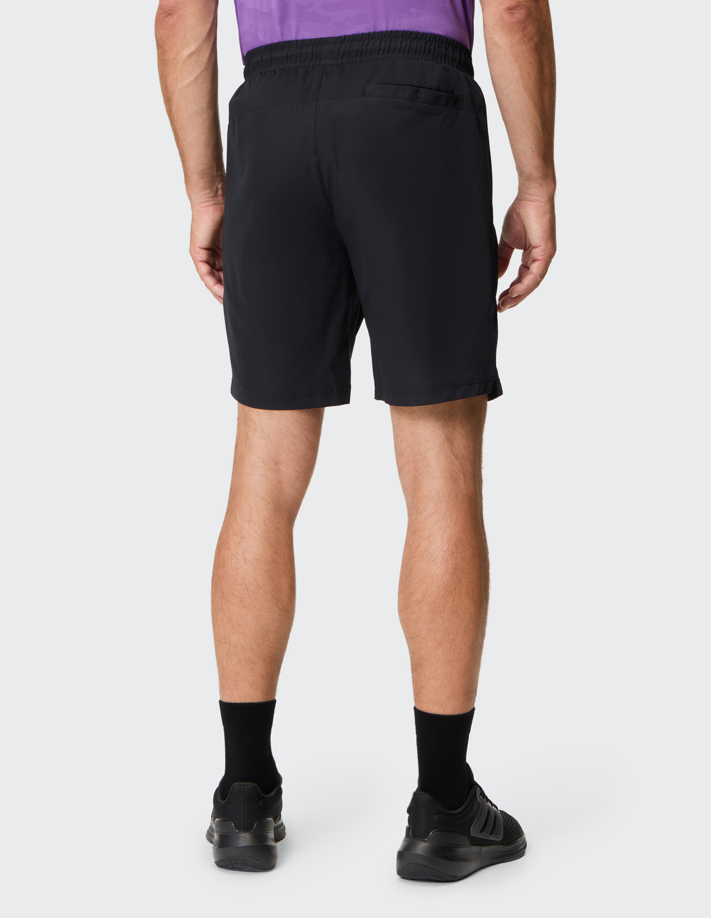 Rückansicht einer schwarzen, lässigen Sportshorts mit elastischem Bund.