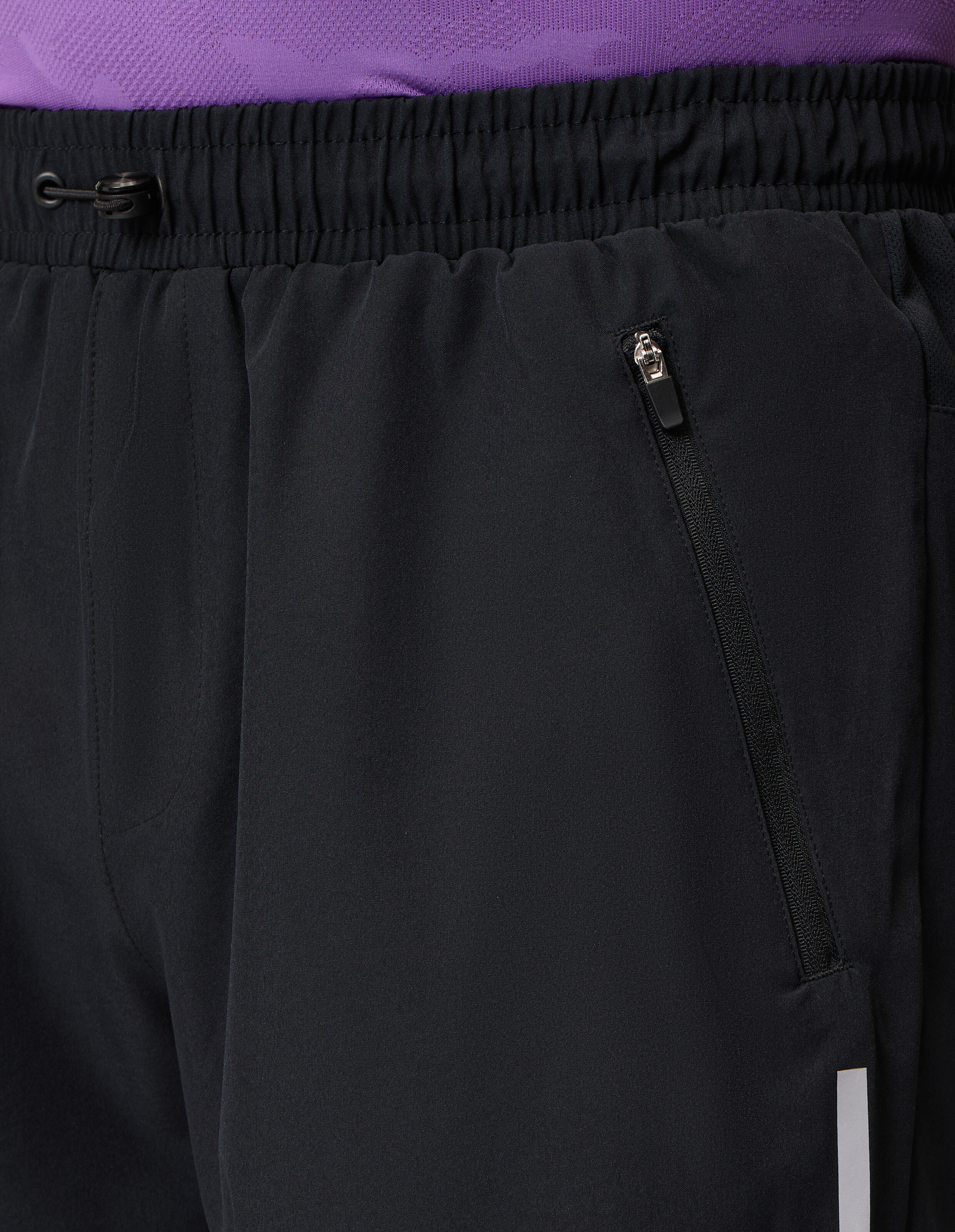 Schwarze, lässige Shorts mit elastischem Kordelzug in der Taille und einer Seitentasche mit Reißverschluss.