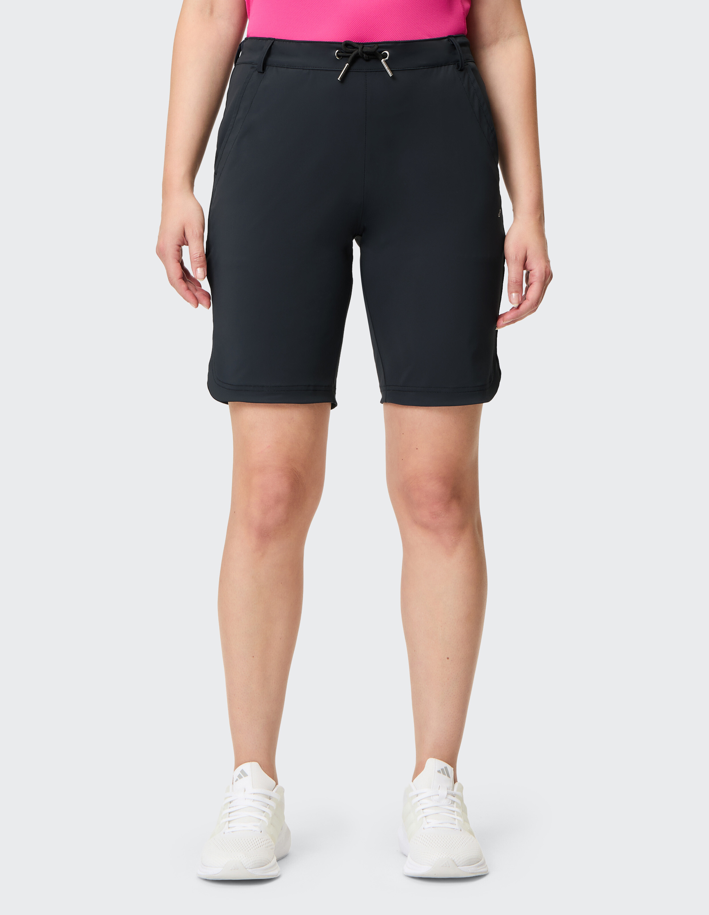 Frau trägt schwarze, lässige Shorts mit Kordelzug, perfekt für Aktiv- oder Freizeitkleidung.