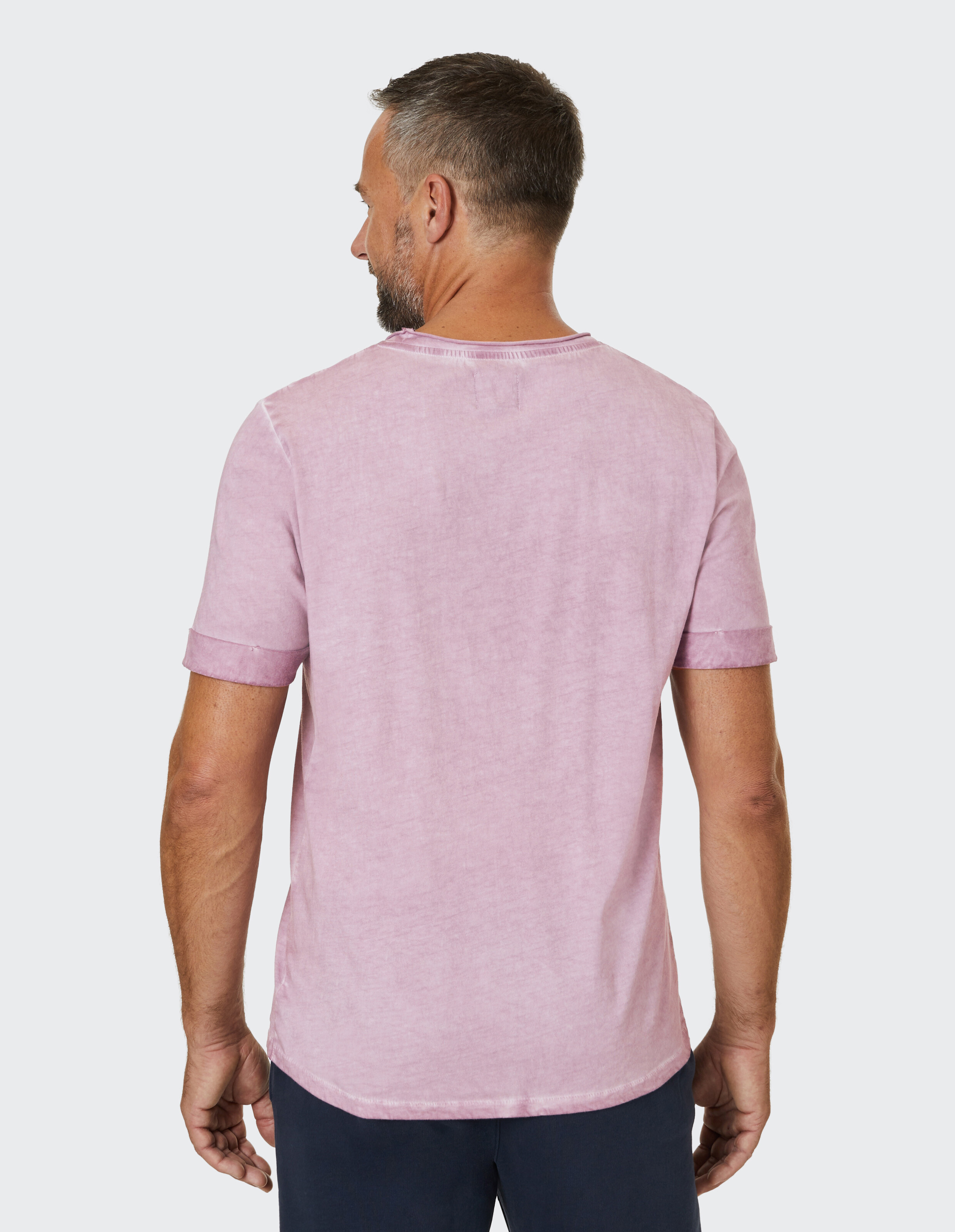 Lässiges rosafarbenes Kurzarm-T-Shirt für Herren, entspannte Passform, weicher Stoff, Rückansicht.