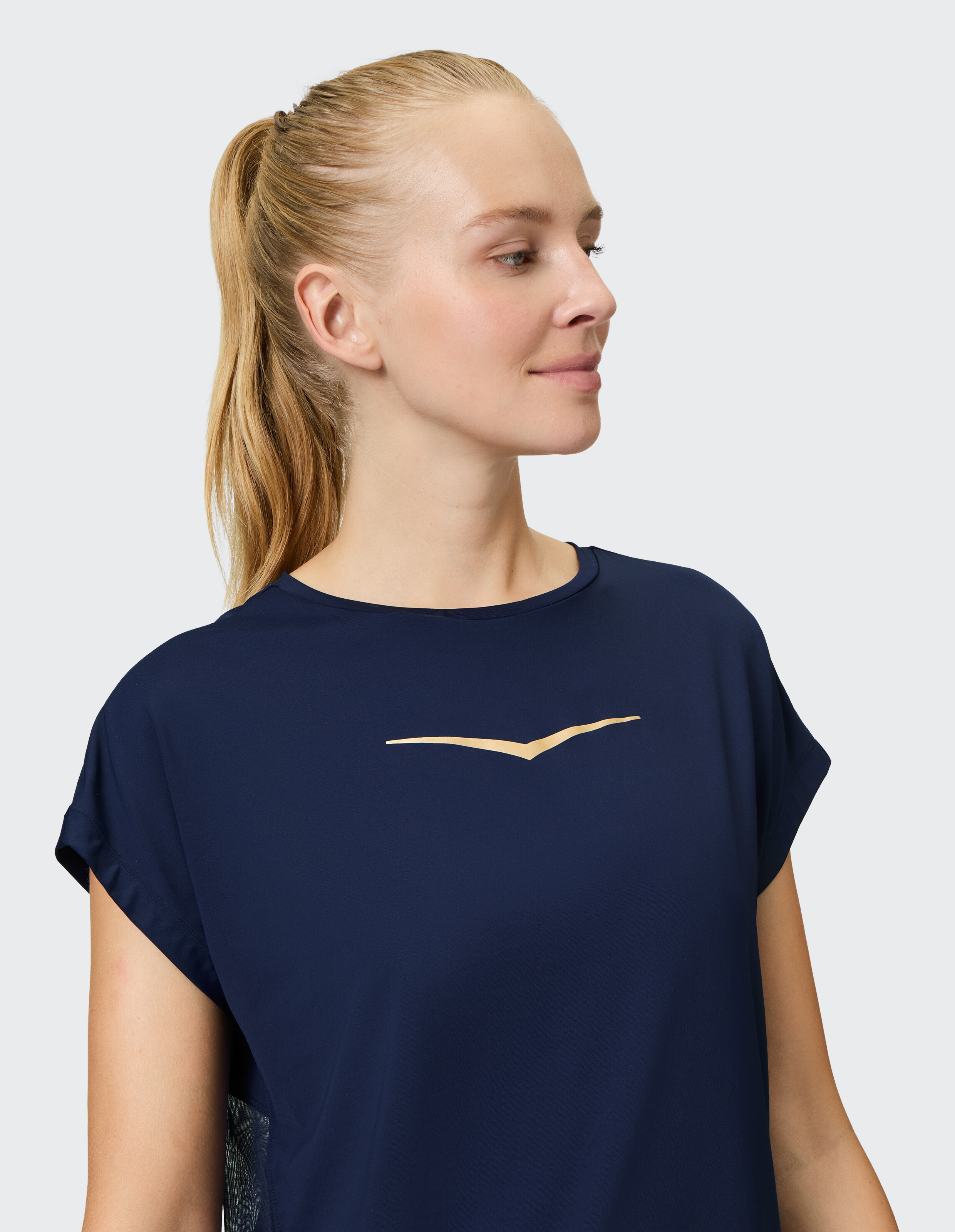 Marineblaues Freizeitoberteil mit stilvollem goldenem Logo, perfekt für entspannte Ausflüge.