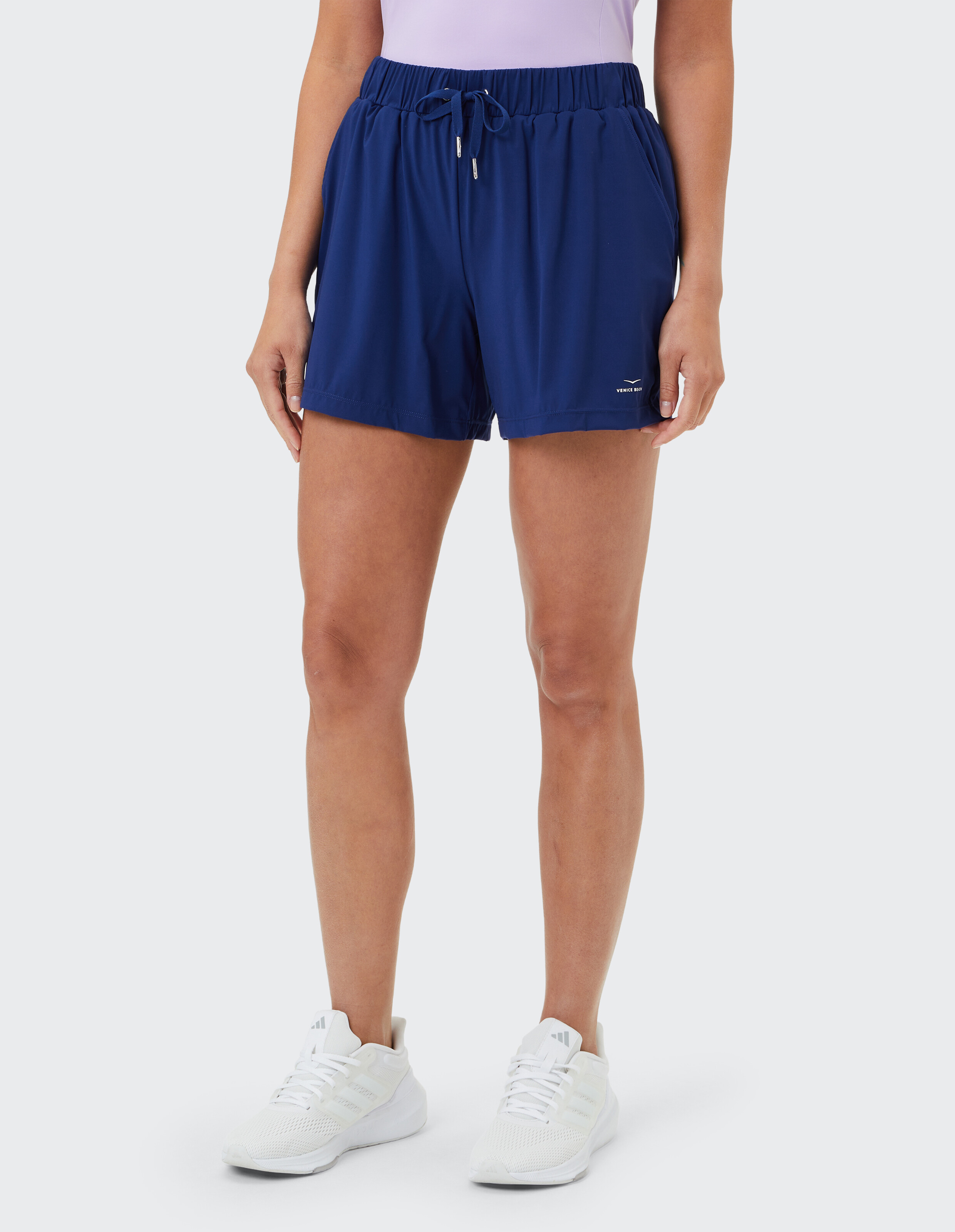 Marineblaue, lässige Shorts mit Kordelzug, perfekt für aktive oder entspannte Kleidung.