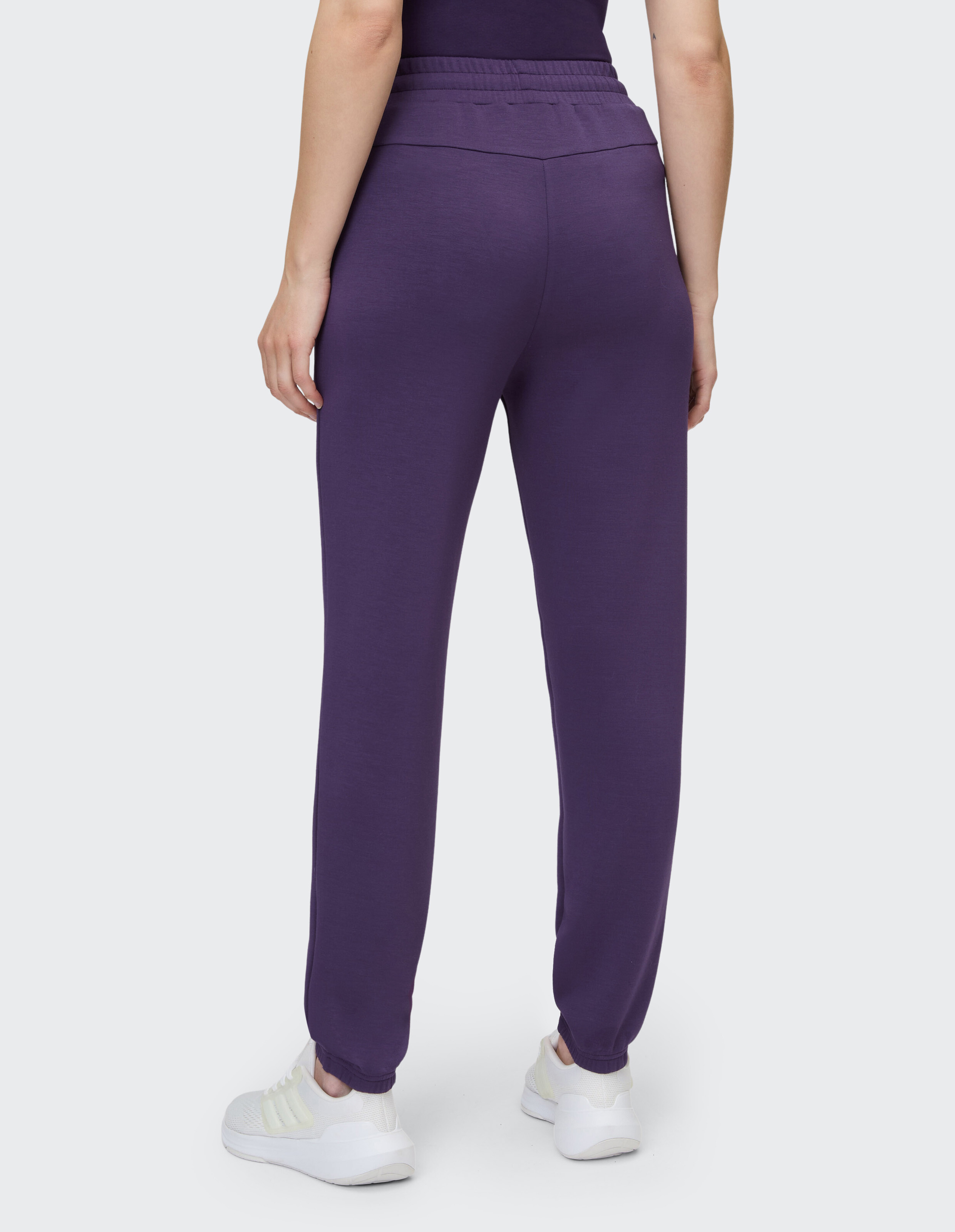Rückansicht der violetten Jogginghose „Elaine“ von Venice Beach, bequeme Freizeitkleidung zum Entspannen.