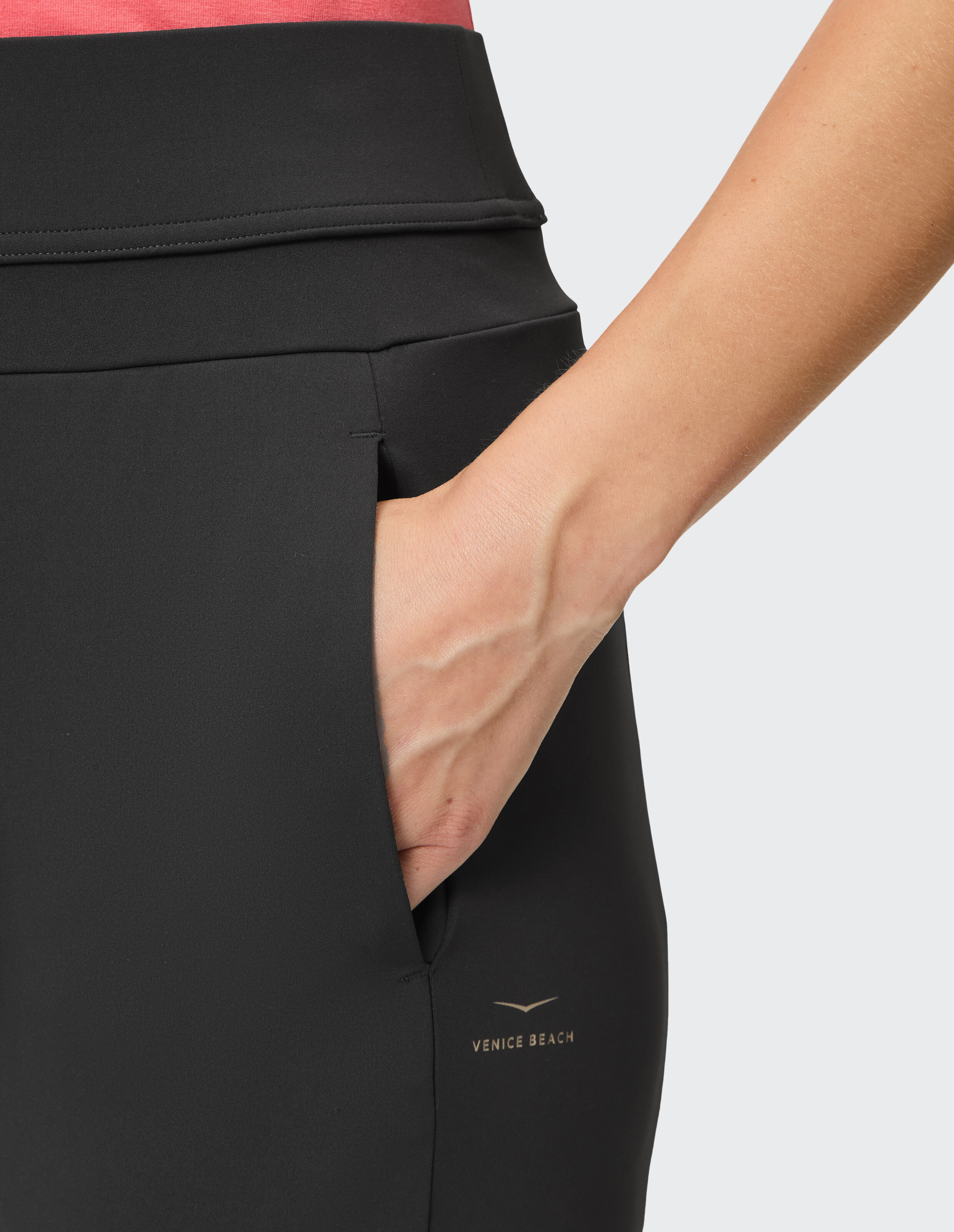 Nahaufnahme einer schwarzen, lässigen Lounge-Hose von Venice Beach mit hohem Bund und Seitentasche.