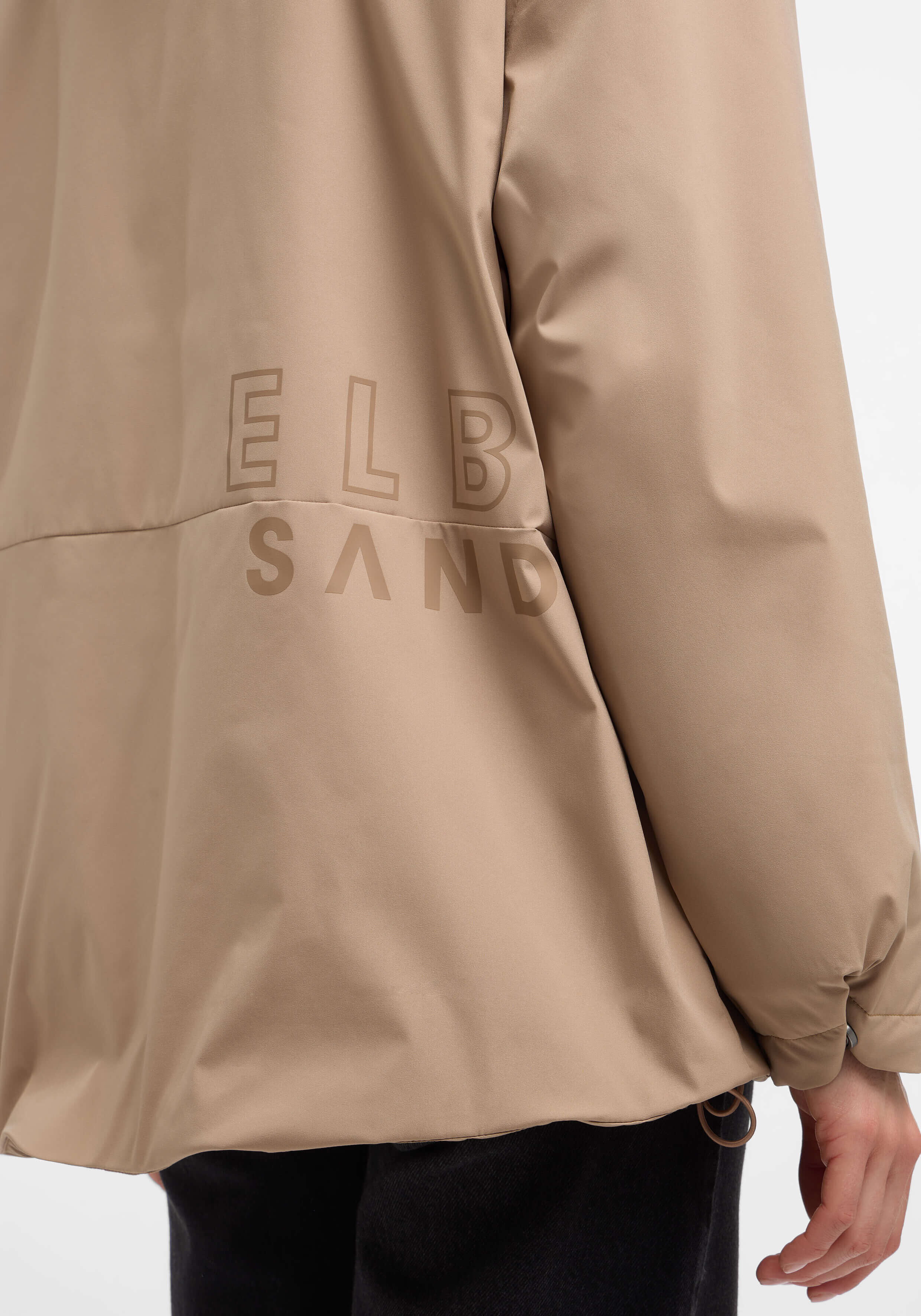 Beige Freizeitjacke mit ELBSAND-Logo, entspannter Passform und weichem Material.