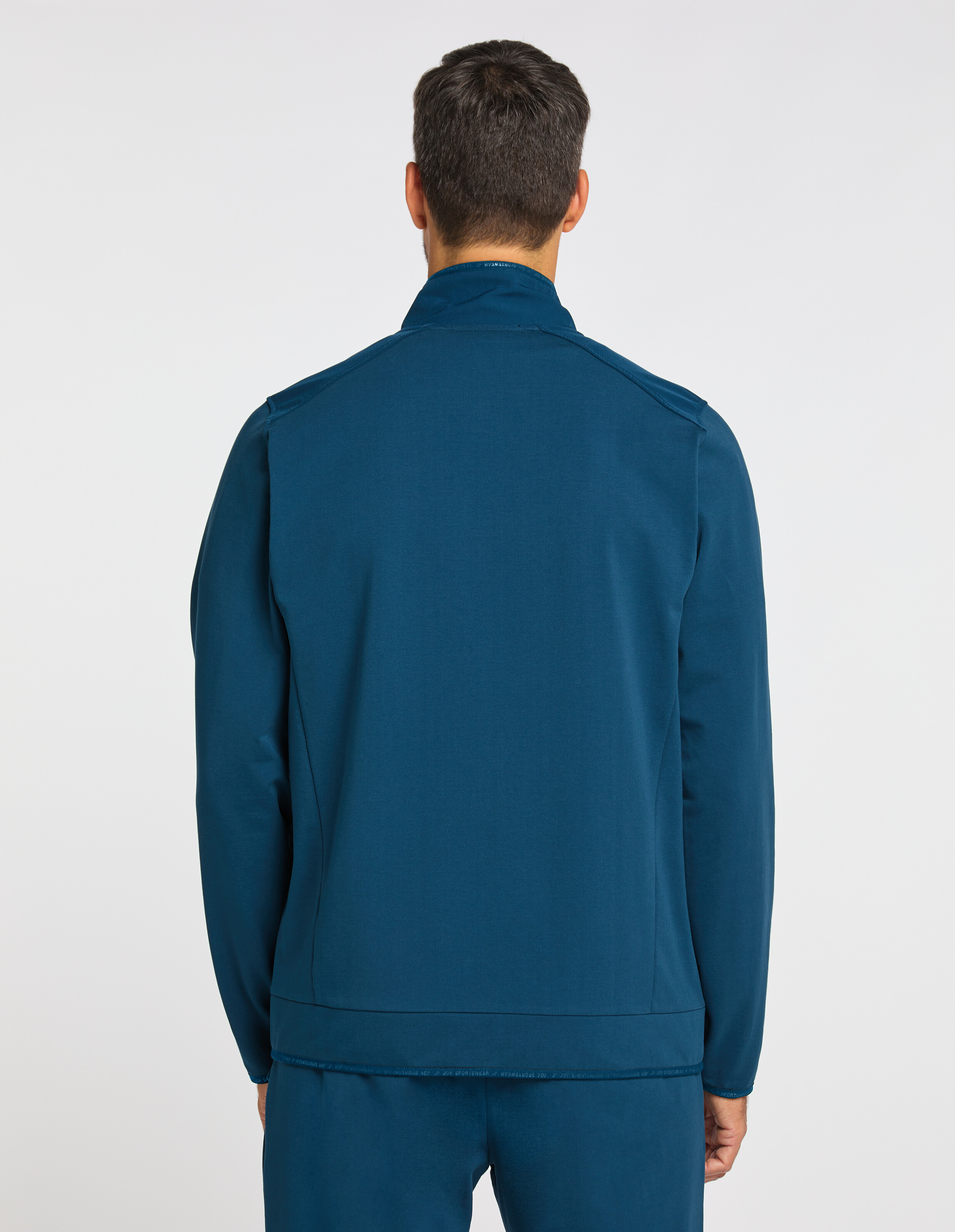 Blaue Jacke mit durchgehendem Reißverschluss, hohem Kragen und zwei seitlichen Taschen, ideal für sportliche Aktivitäten.