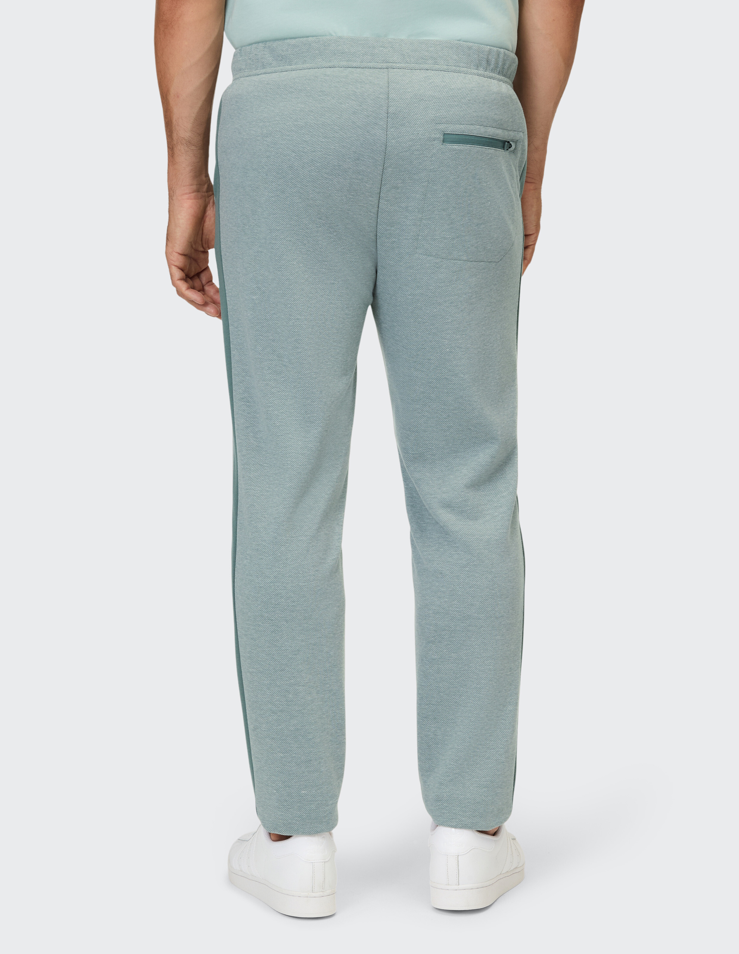 Hellblaue Freizeit-Jogginghose für Herren mit Gesäßtasche und elastischem Bund.