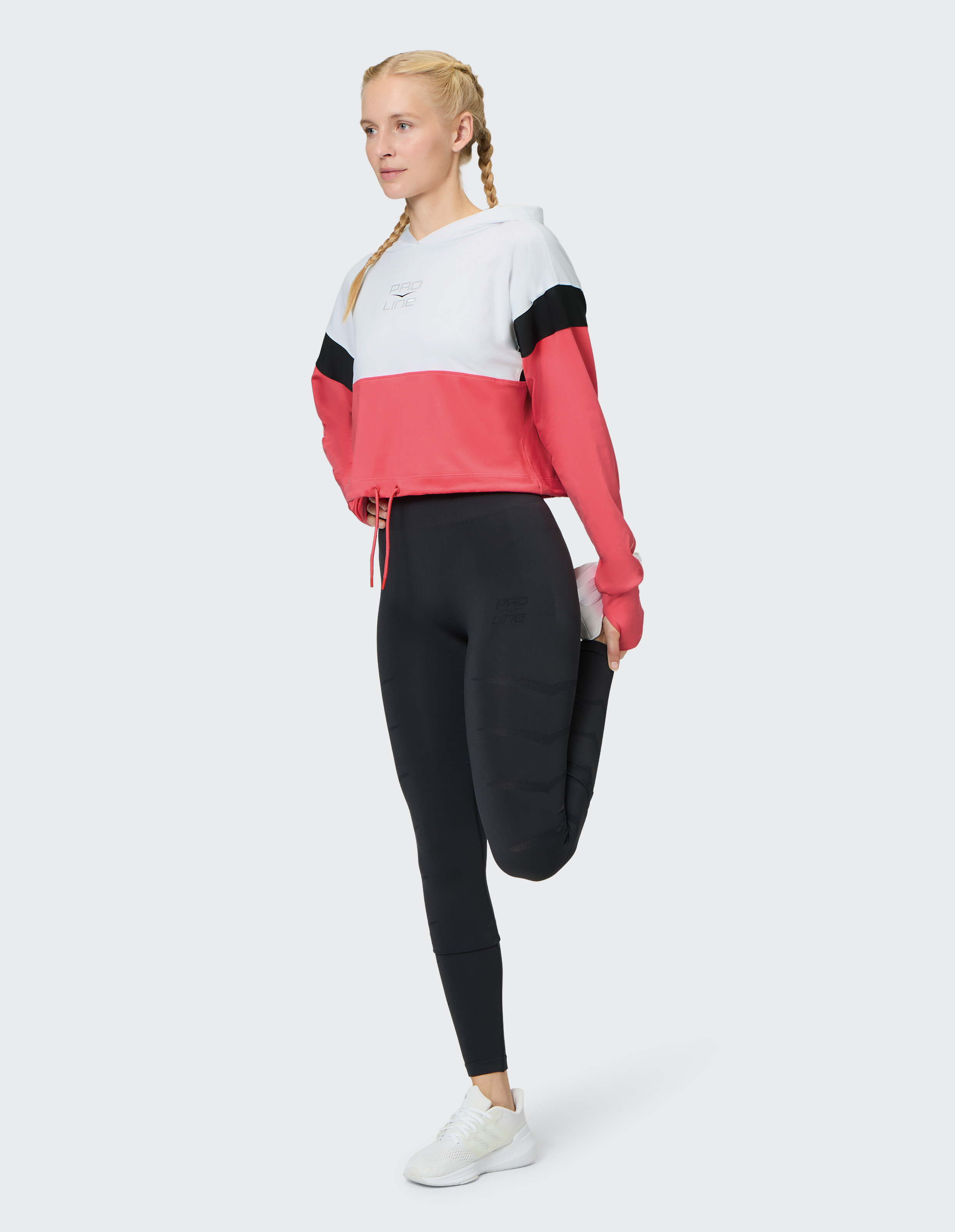 Frau trägt einen farbblockierten Venice Beach Hoodie Jacksonville und schwarze Leggings.