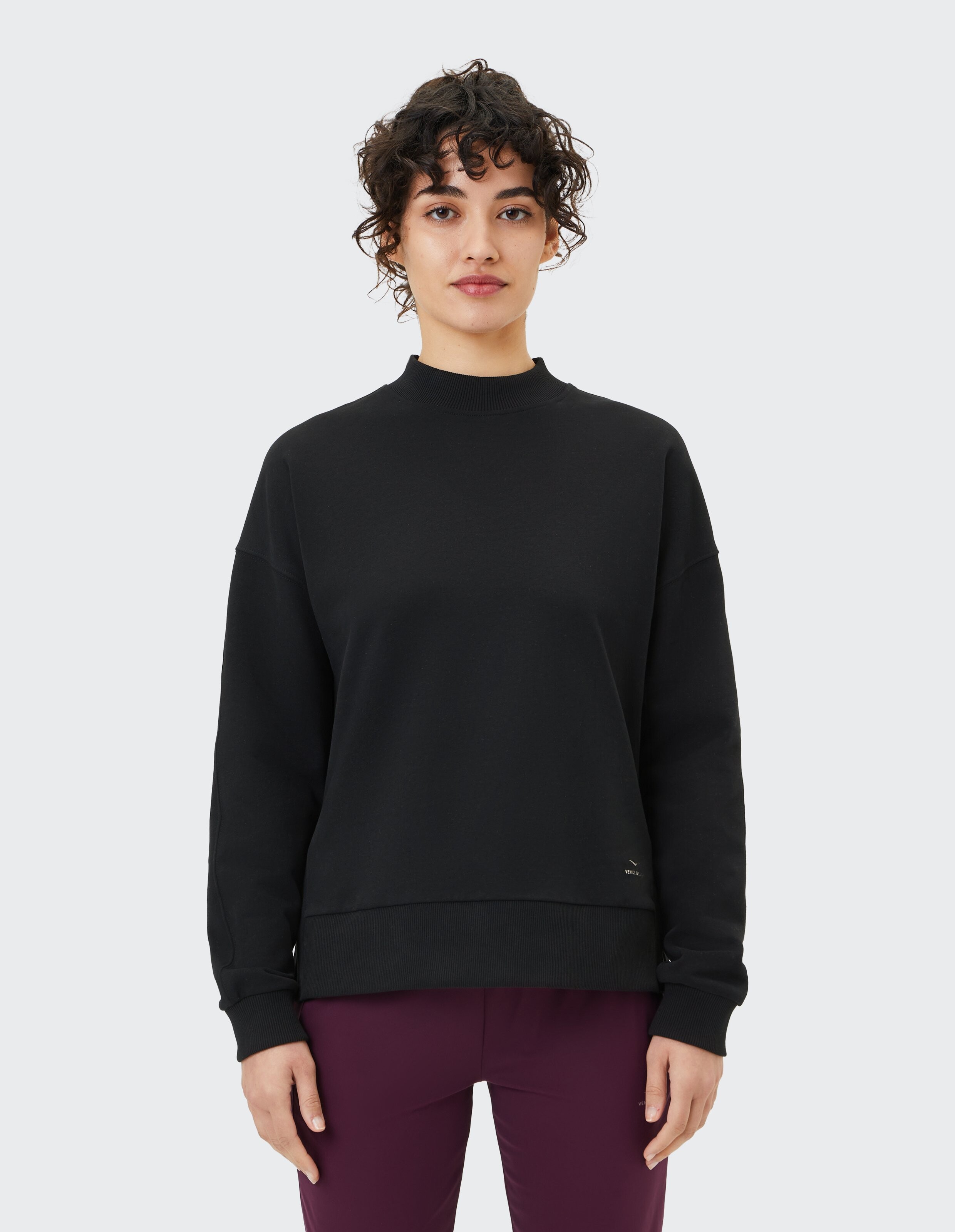 Schwarzes, lässiges Sweatshirt mit hohem Ausschnitt, perfekt zum gemütlichen Faulenzen.