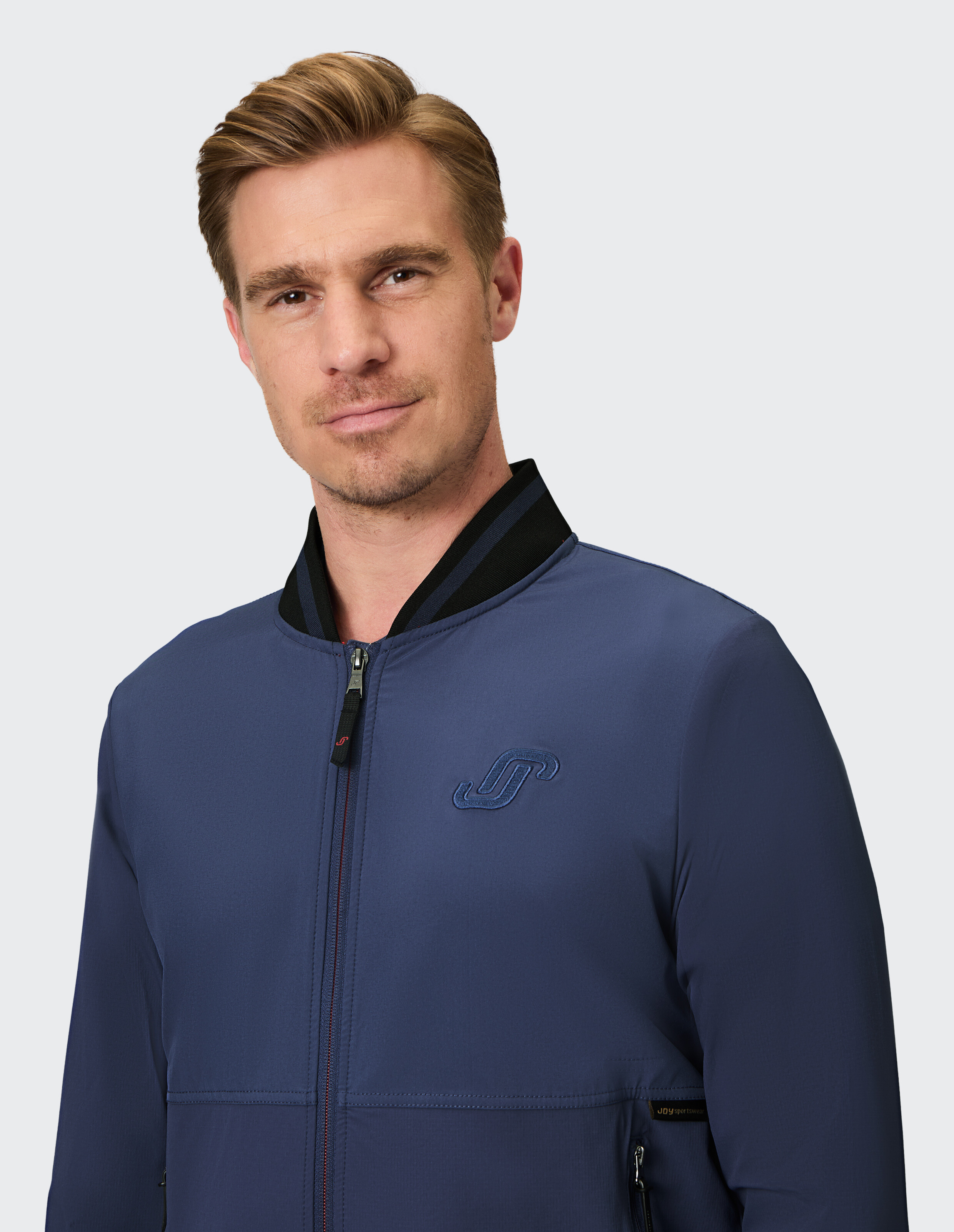 Marineblaue Herren-Bomberjacke mit schwarzem Kragen, stilvoll und lässig für den Alltag.