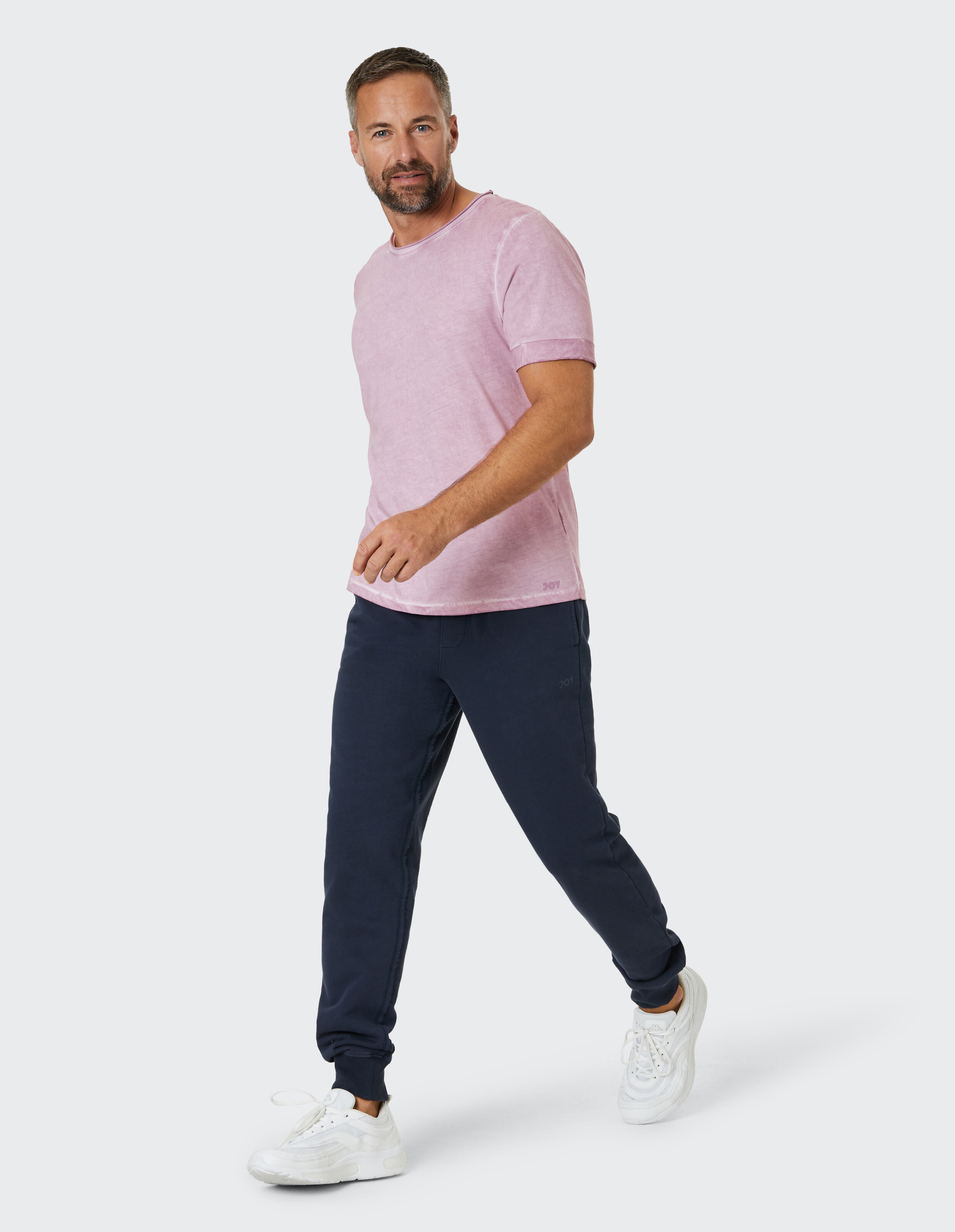 Ein pastellrosa T-Shirt mit Rundhalsausschnitt und umgeschlagenen Ärmeln, aus leicht meliertem Stoff, sorgt für einen lässigen Look.
