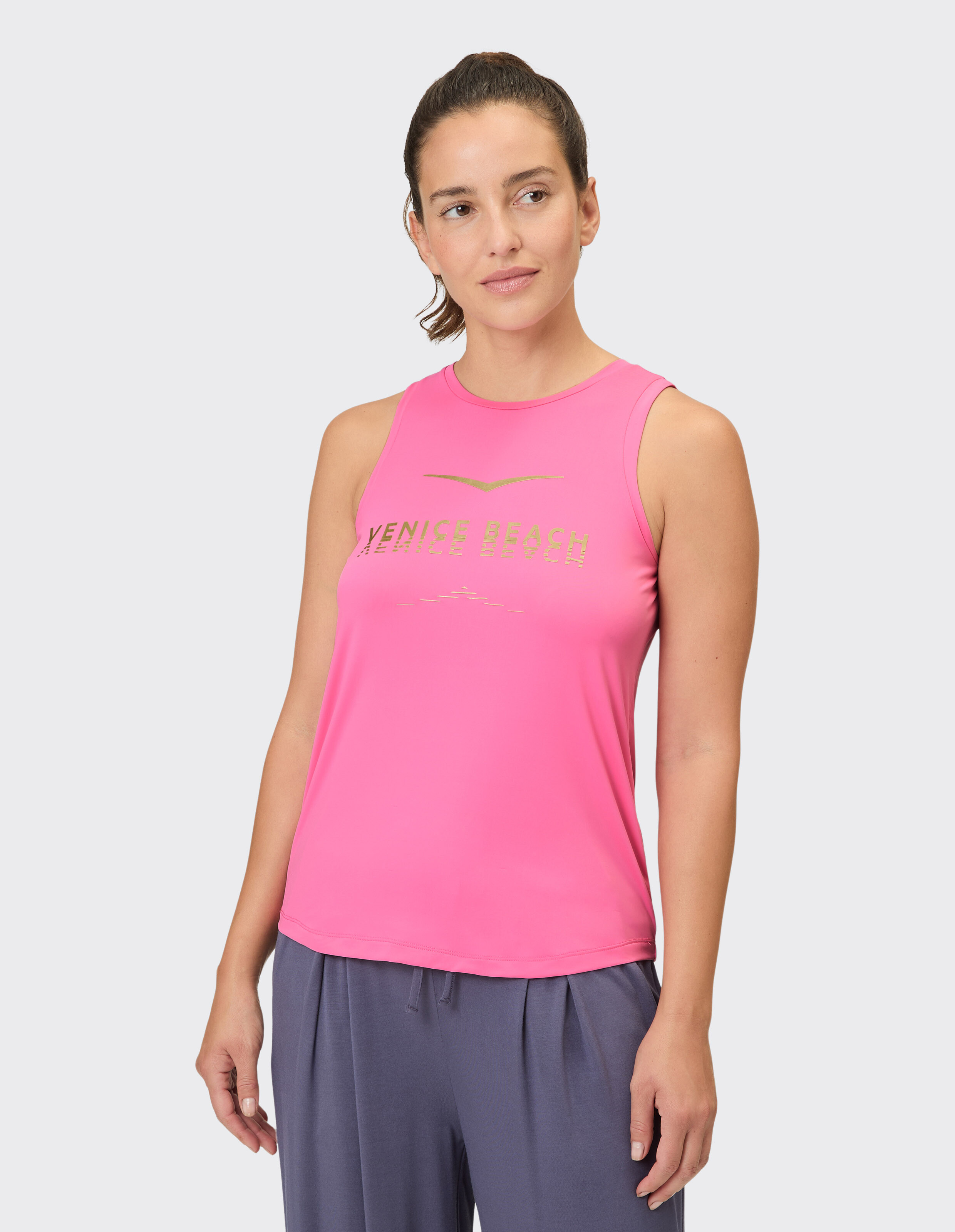 Frau trägt ein rosafarbenes Venice Beach Mila-Tanktop für lässige, bequeme Loungewear.