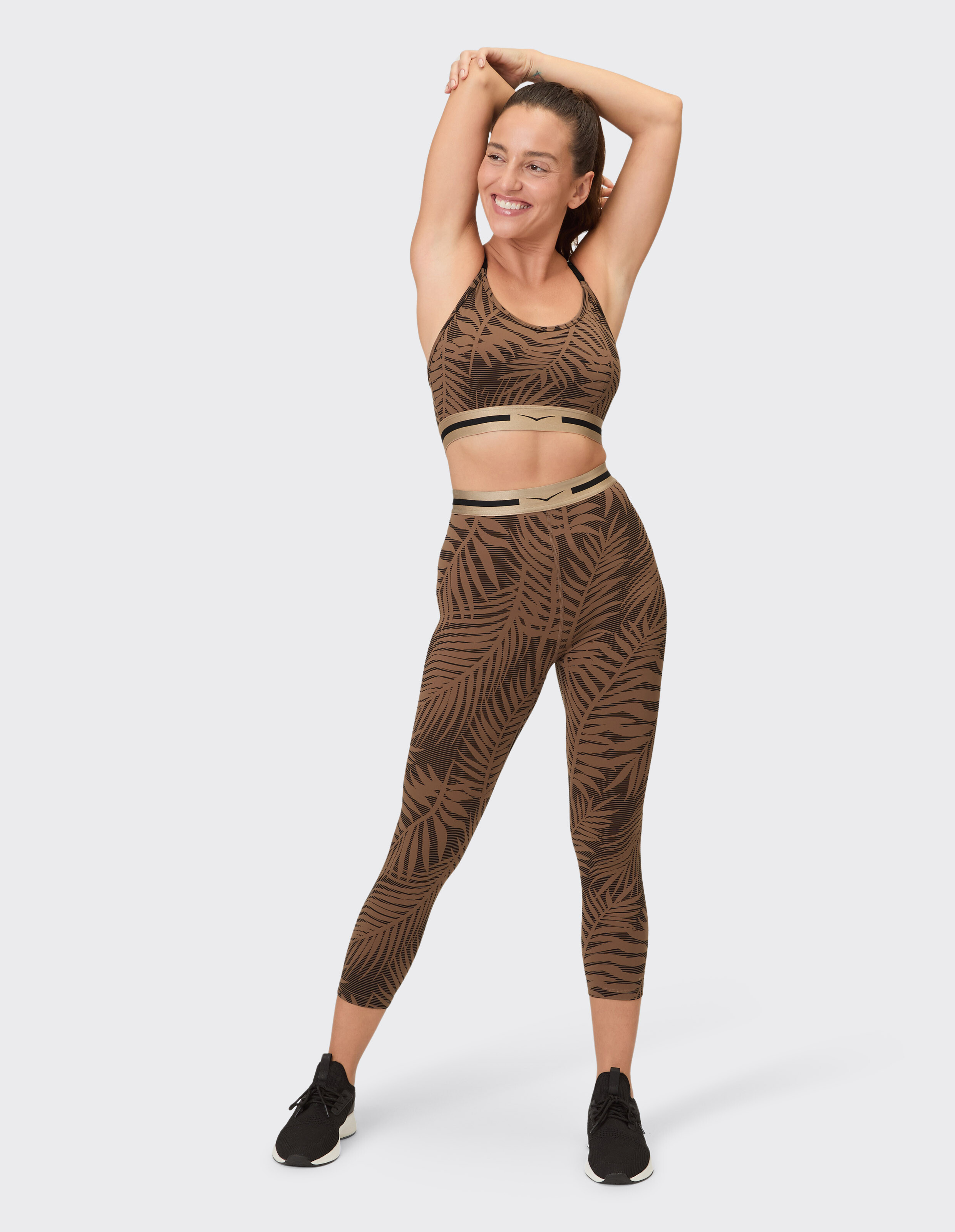 Frau trägt die 7/8-Tights Kendall von Venice Beach mit braunem Blätterprint.