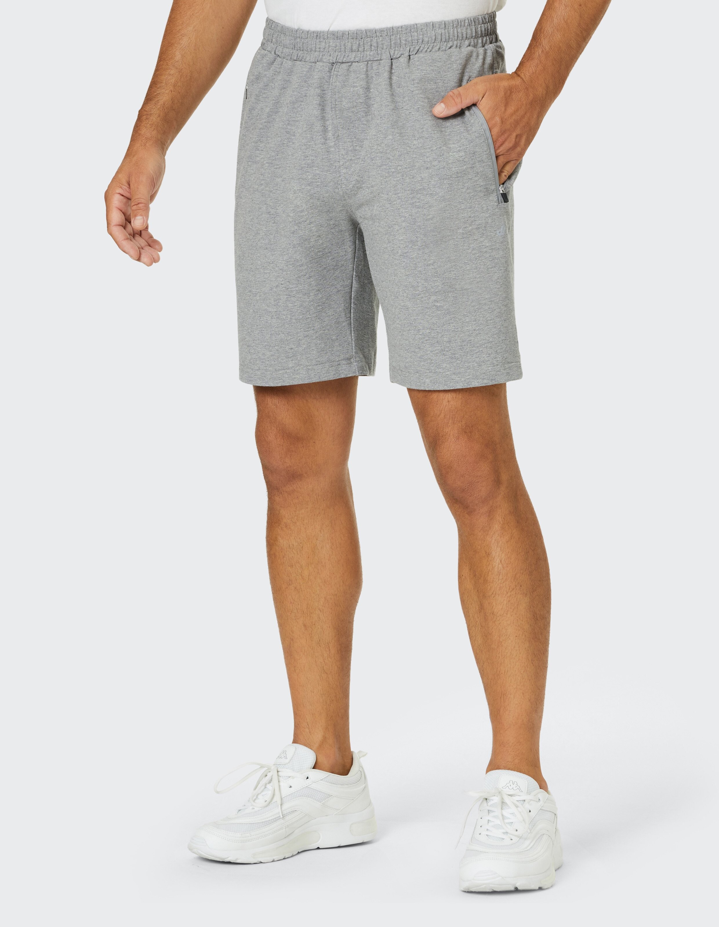 Graue Sportshorts aus weichem Stoff mit elastischem Bund und seitlichen Taschen, ideal für Freizeit- und Sportaktivitäten.