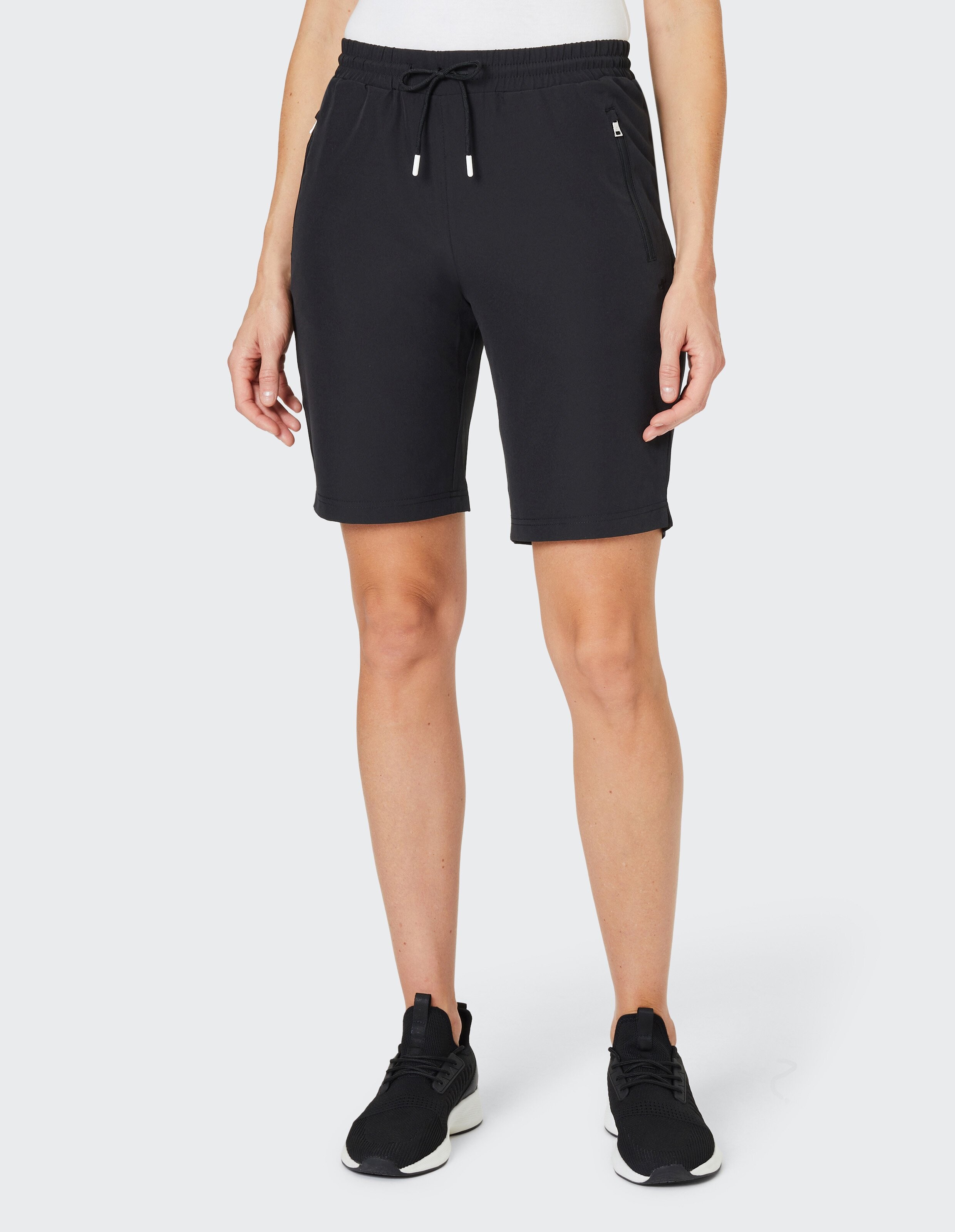 Schwarze, knielange Shorts mit elastischem Bund, Kordelzug und seitlichen Reißverschlusstaschen für einen sportlichen Look.