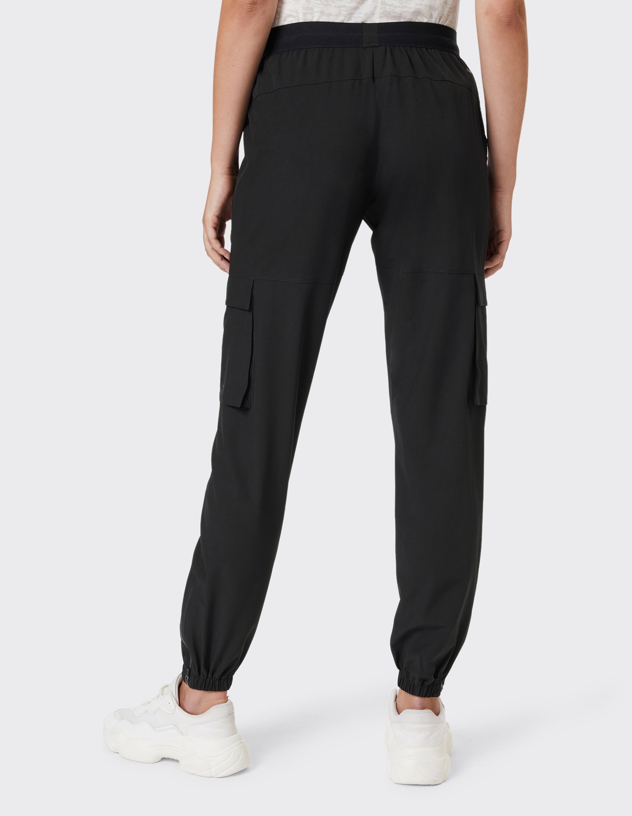 Rückansicht einer schwarzen, lässigen Cargo-Jogginghose mit elastischem Bund und Bündchen.