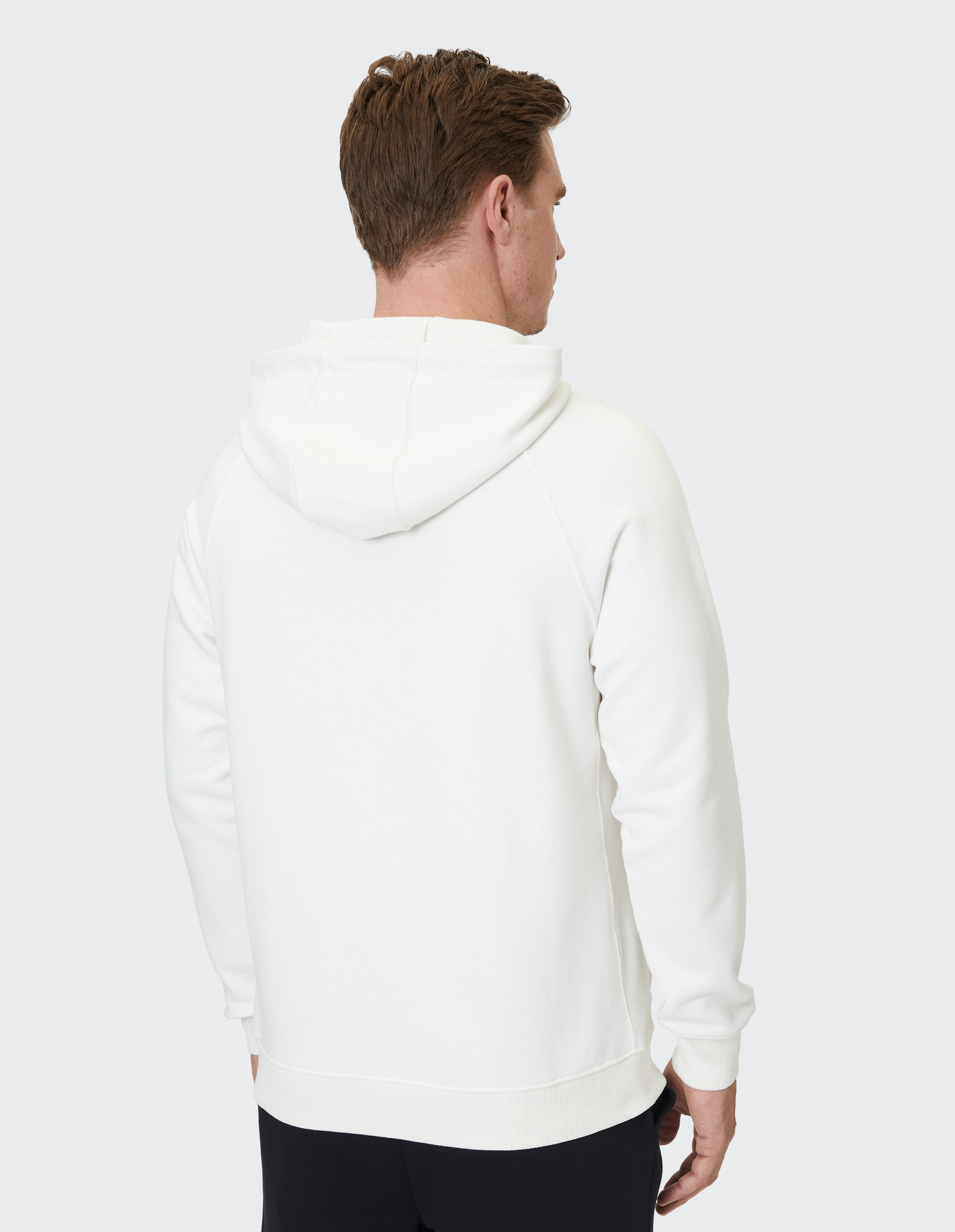 Mann trägt einen weißen Venice Beach Hoodie Logan, Rückansicht, gemütlicher Casual-Stil.