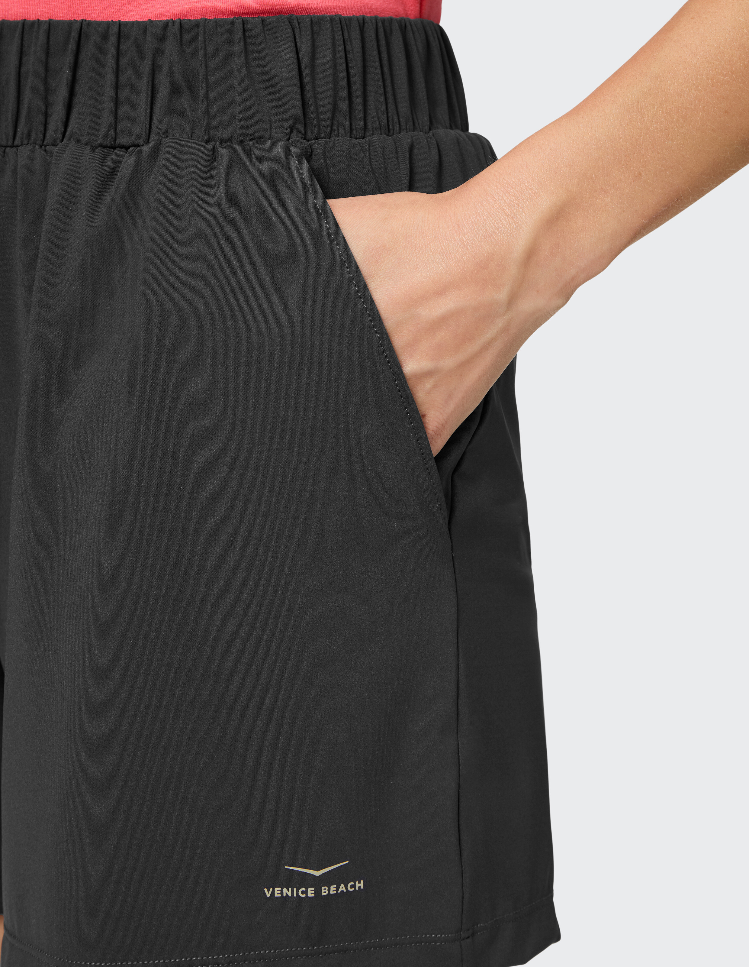 Nahaufnahme einer schwarzen Freizeitshorts mit elastischem Bund und Seitentaschen.