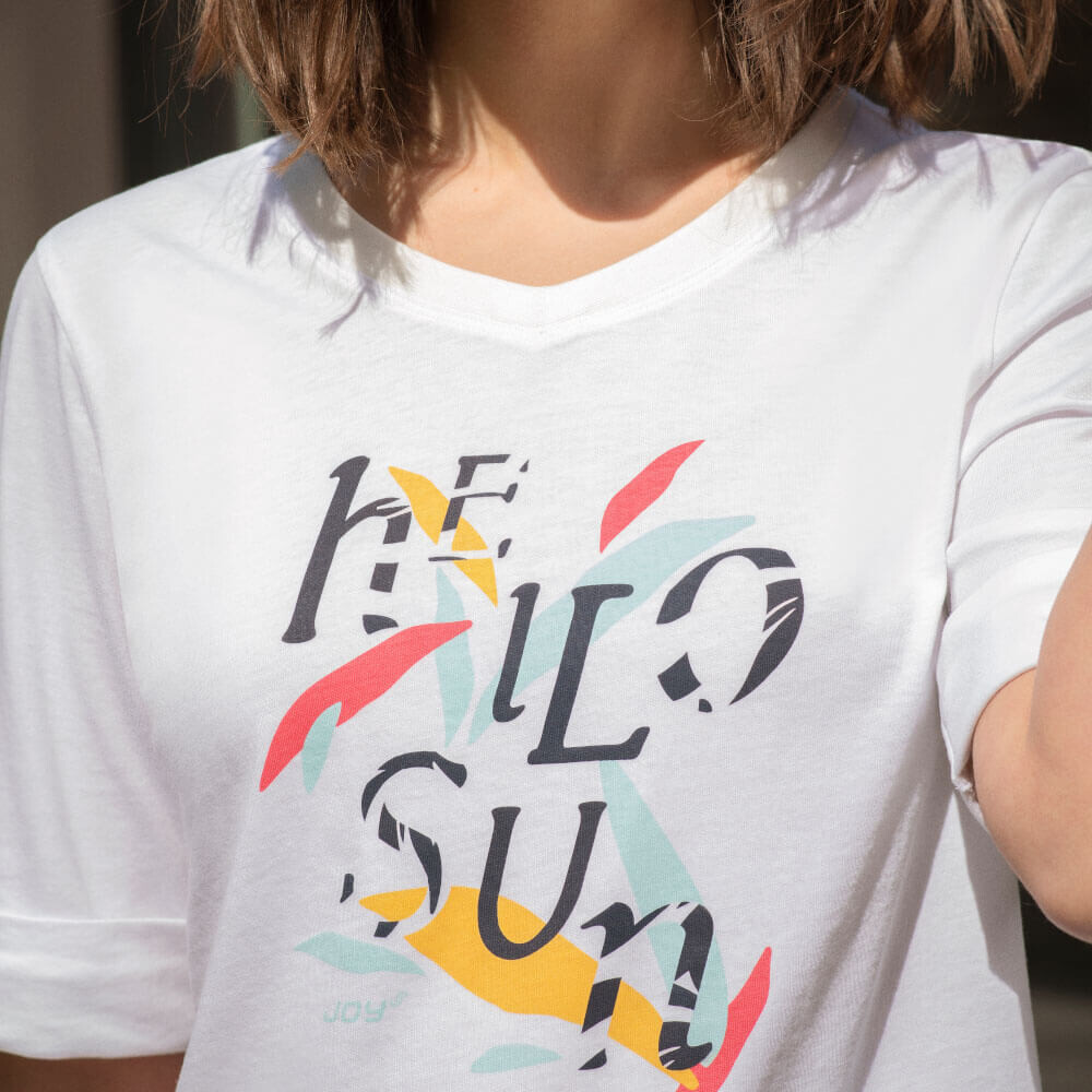 Weißes T-Shirt mit farbenfroher „Hello Sun“-Grafik, perfekt für Freizeitkleidung.