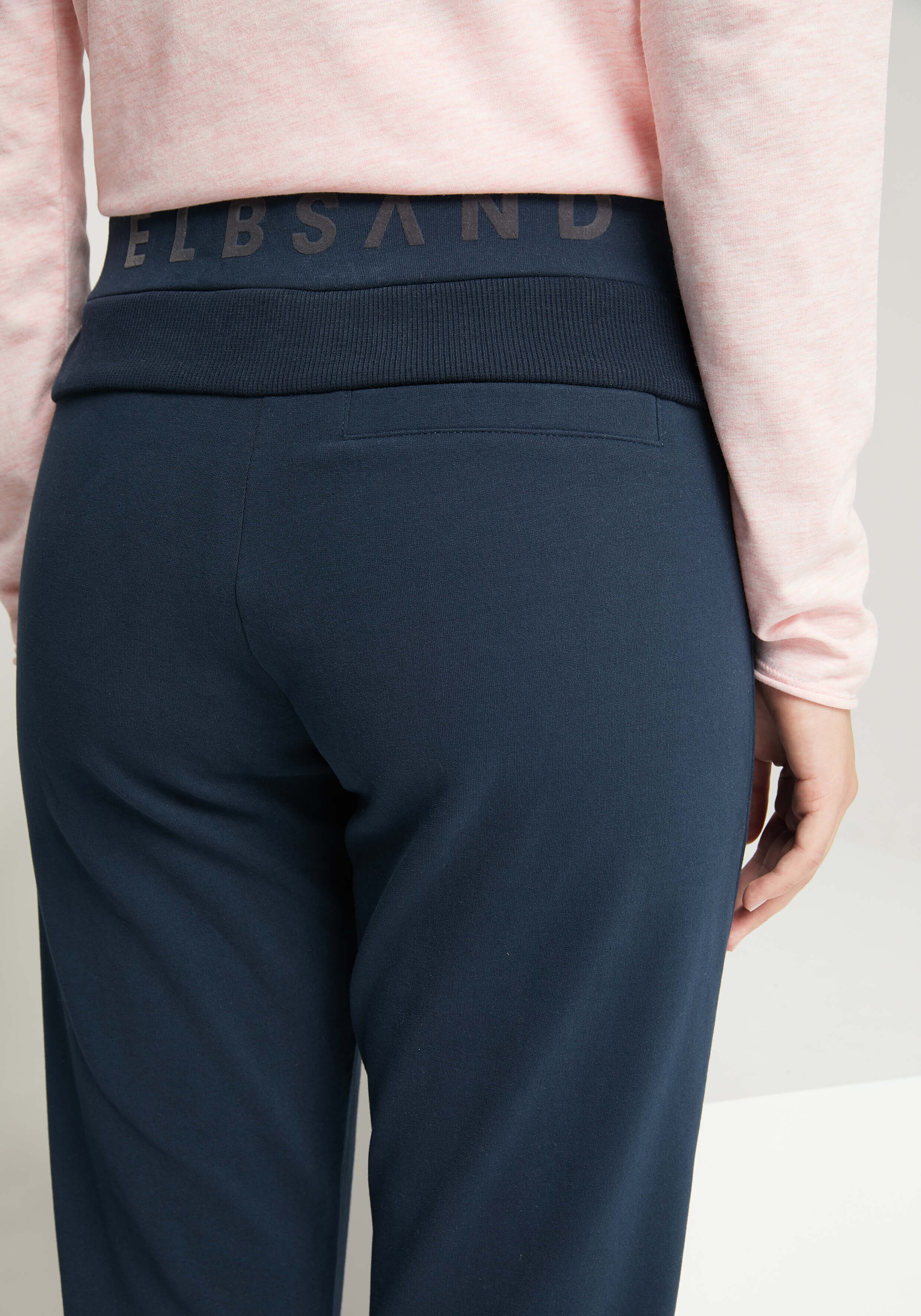 Lässige Lounge-Hose in Marineblau von ELBSAND mit Logo-Bund und zartrosa Oberteil.