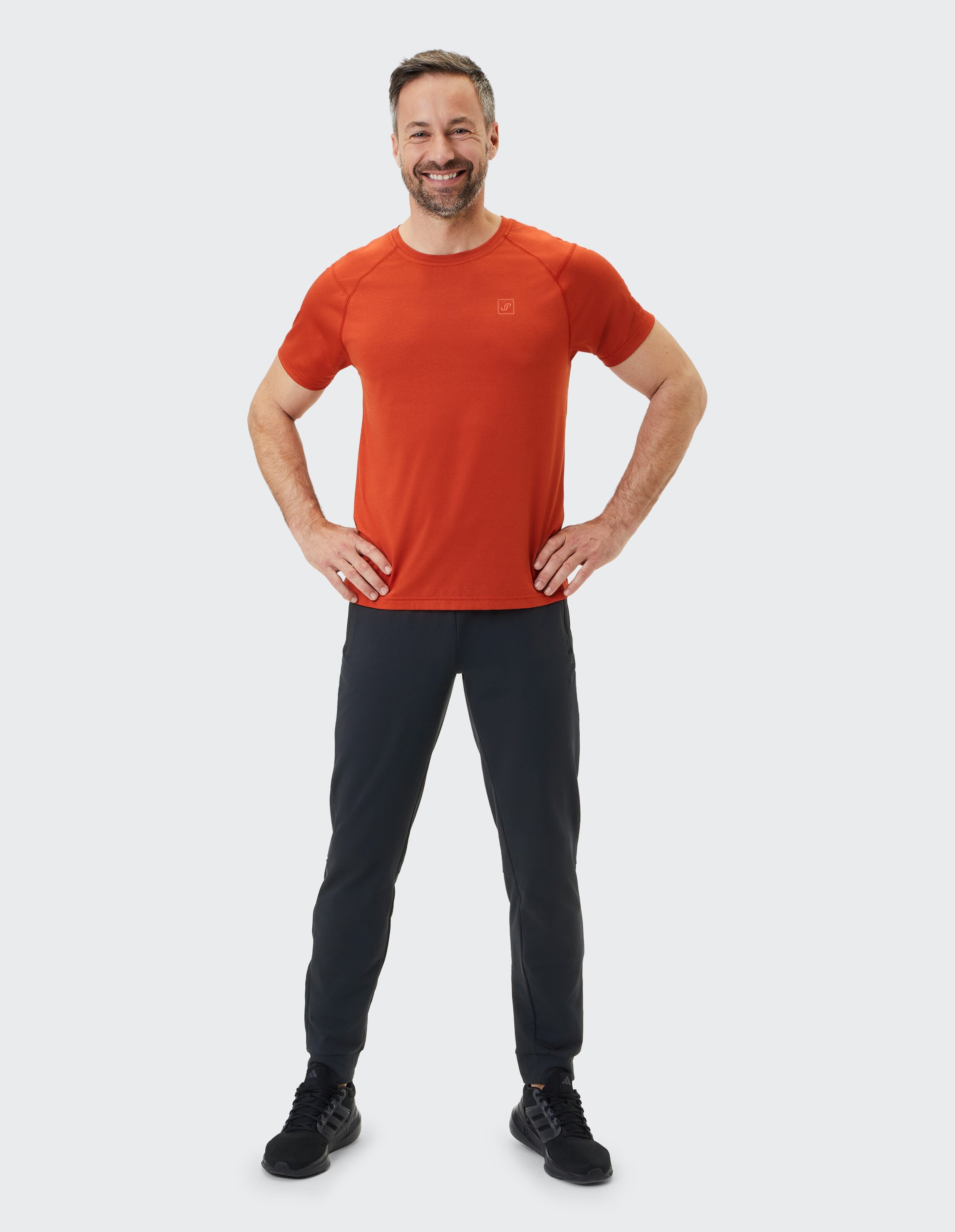 Dunkelblaue Jogginghose mit Kordelzug und elastischen Bündchen, zwei Seitentaschen mit Reißverschluss, aus weichem Stoff.