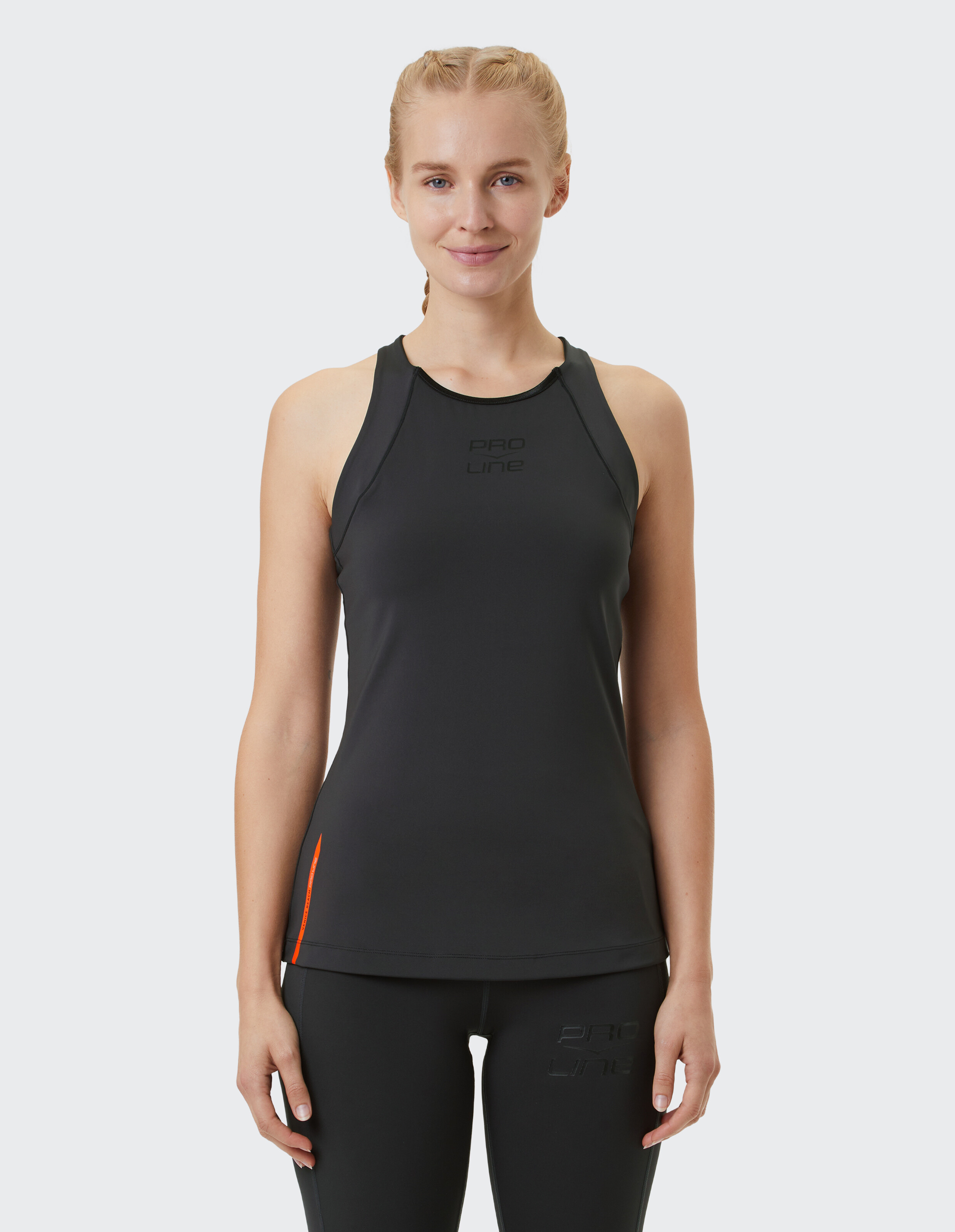 Frau trägt ein schwarzes Racerback-Tanktop von Venice Beach für sportliche Freizeitkleidung.