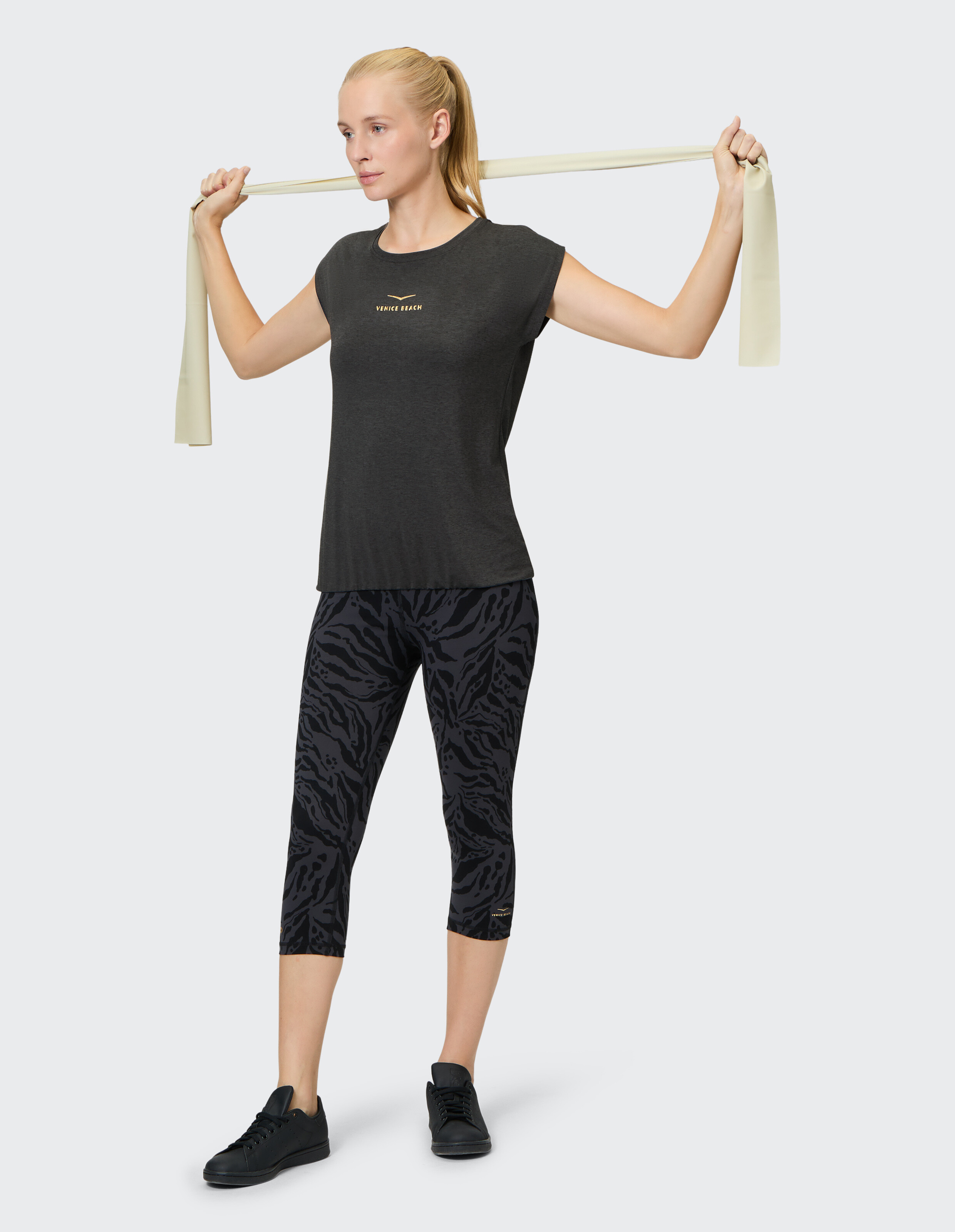Frau trägt ein dunkelgraues Venice Beach Kurzarmshirt Wonder beim Training.