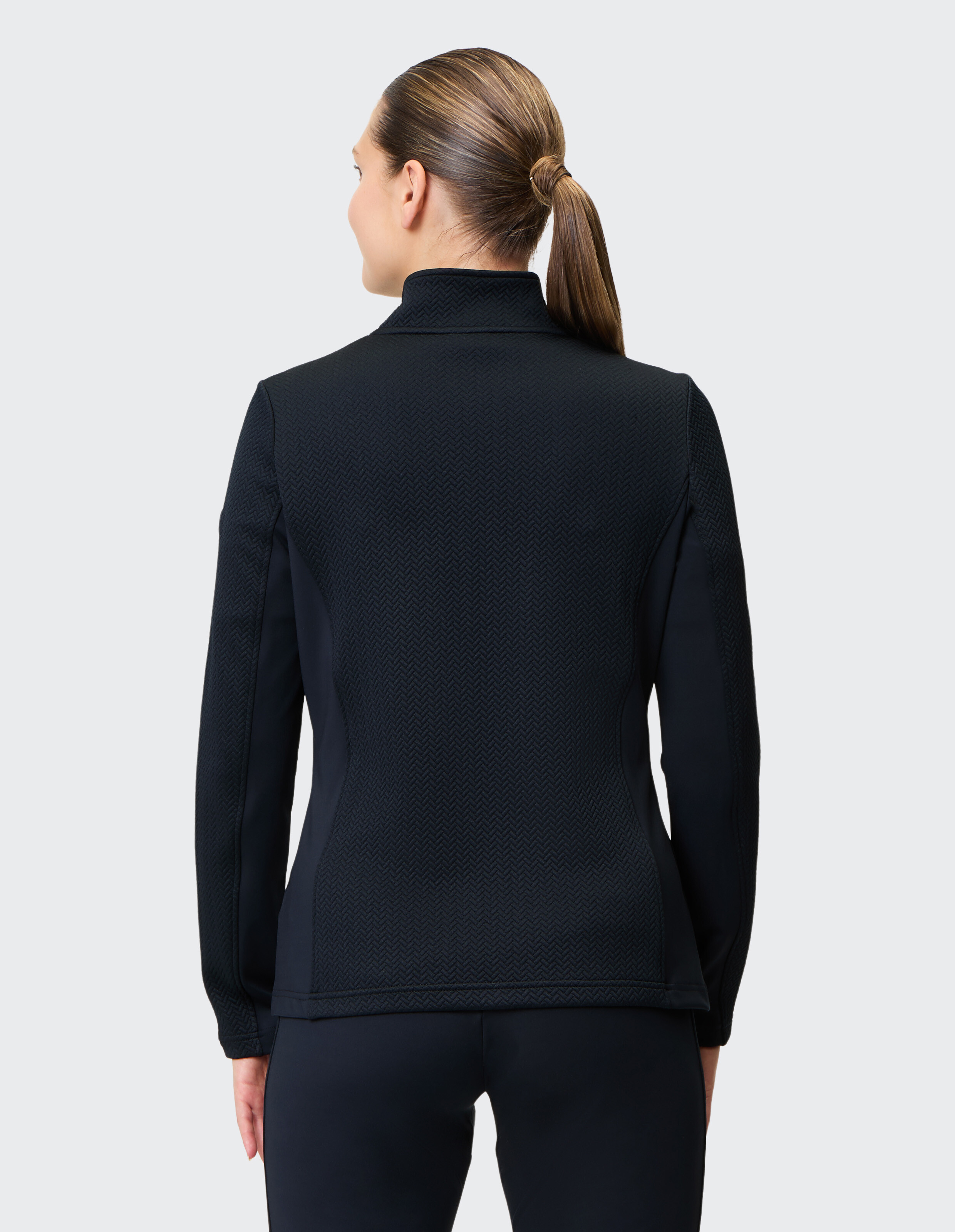 Rückansicht einer schwarzen, strukturierten Freizeitjacke mit hohem Kragen für gemütliche Loungewear.