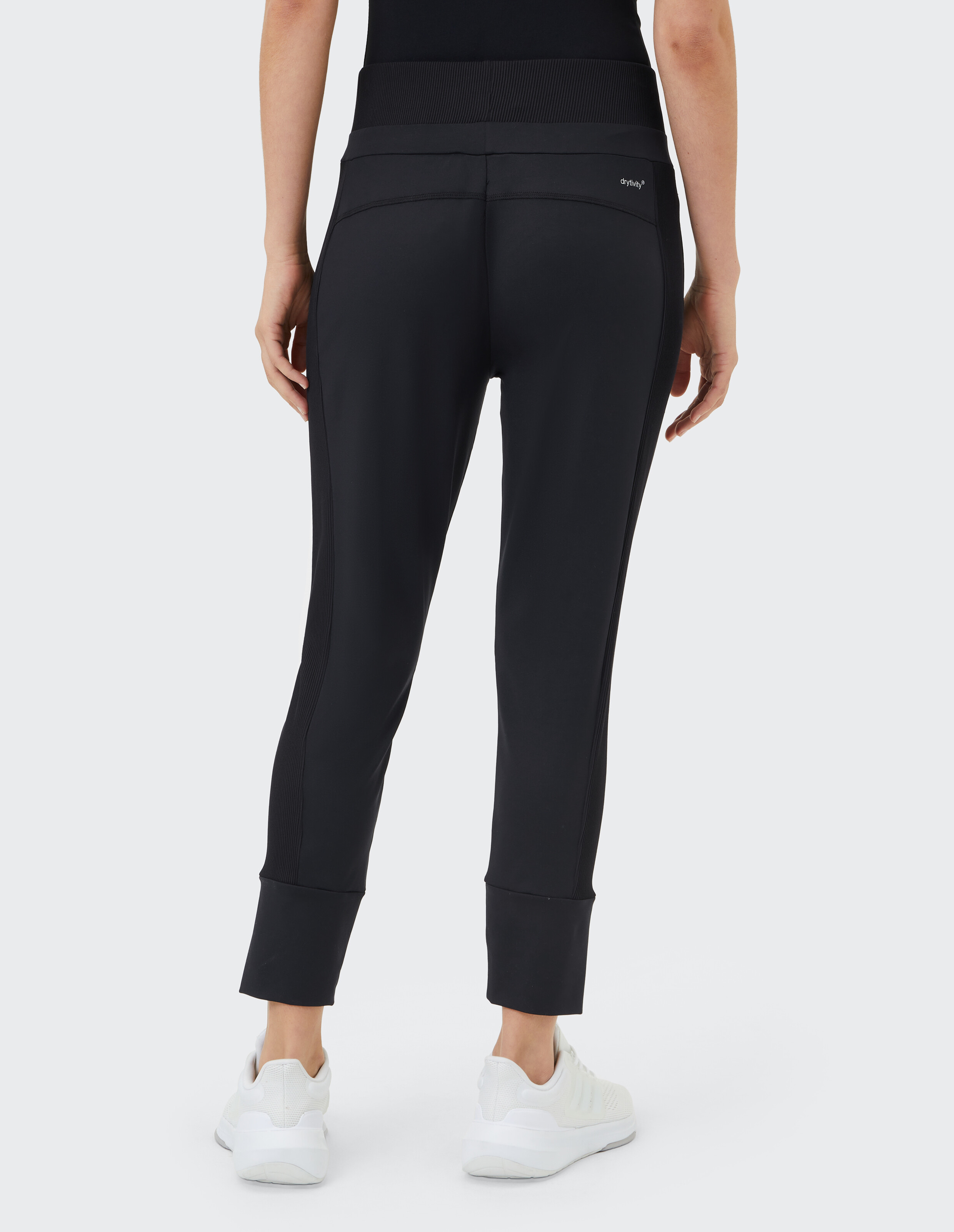 Rückansicht einer schwarzen, lässigen Slim-Fit-Hose mit hohem Rippbund.