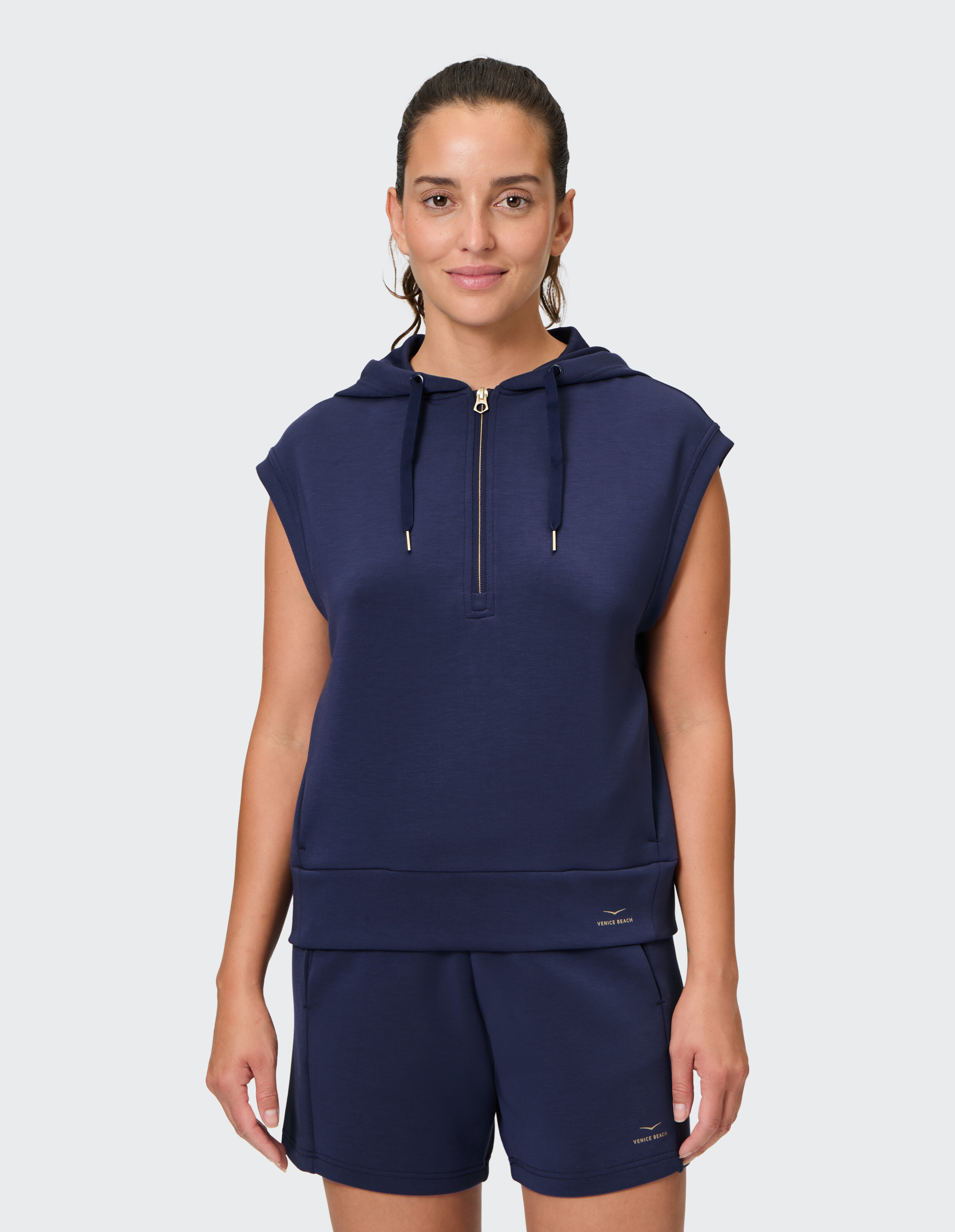 Marineblauer, ärmelloser Kapuzenpullover mit Reißverschluss und passenden Shorts für Freizeitkleidung.