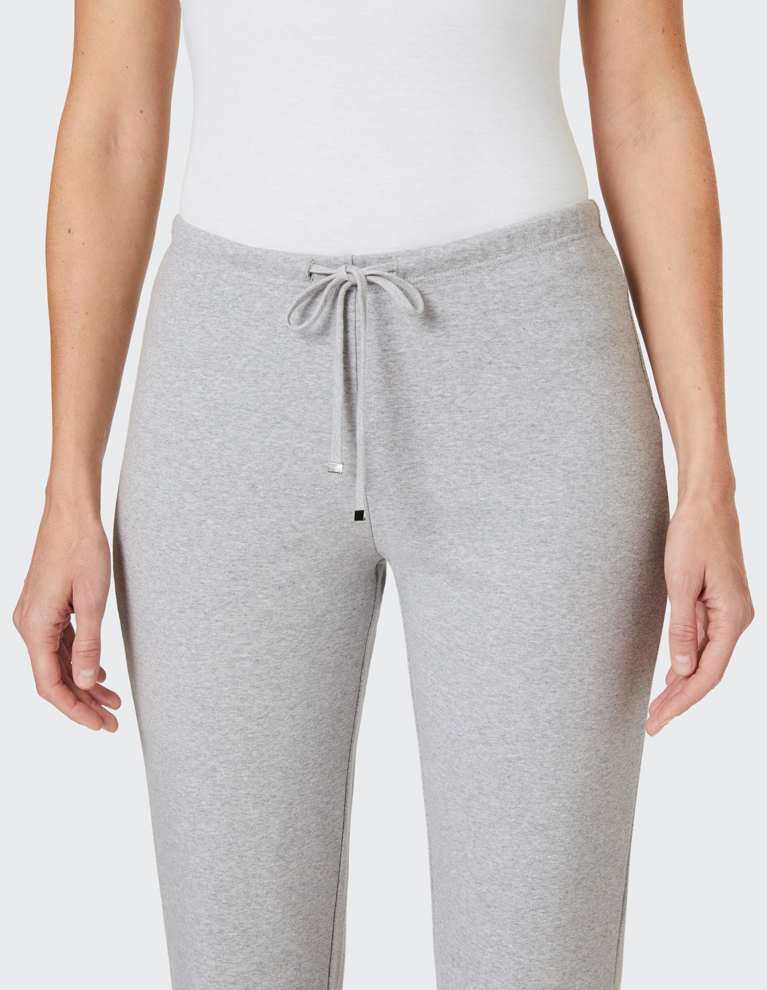 Graue Jogginghose mit Kordelzug am Bund, gerade geschnitten, aus weichem Stoff, ideal für Freizeit und Sport.
