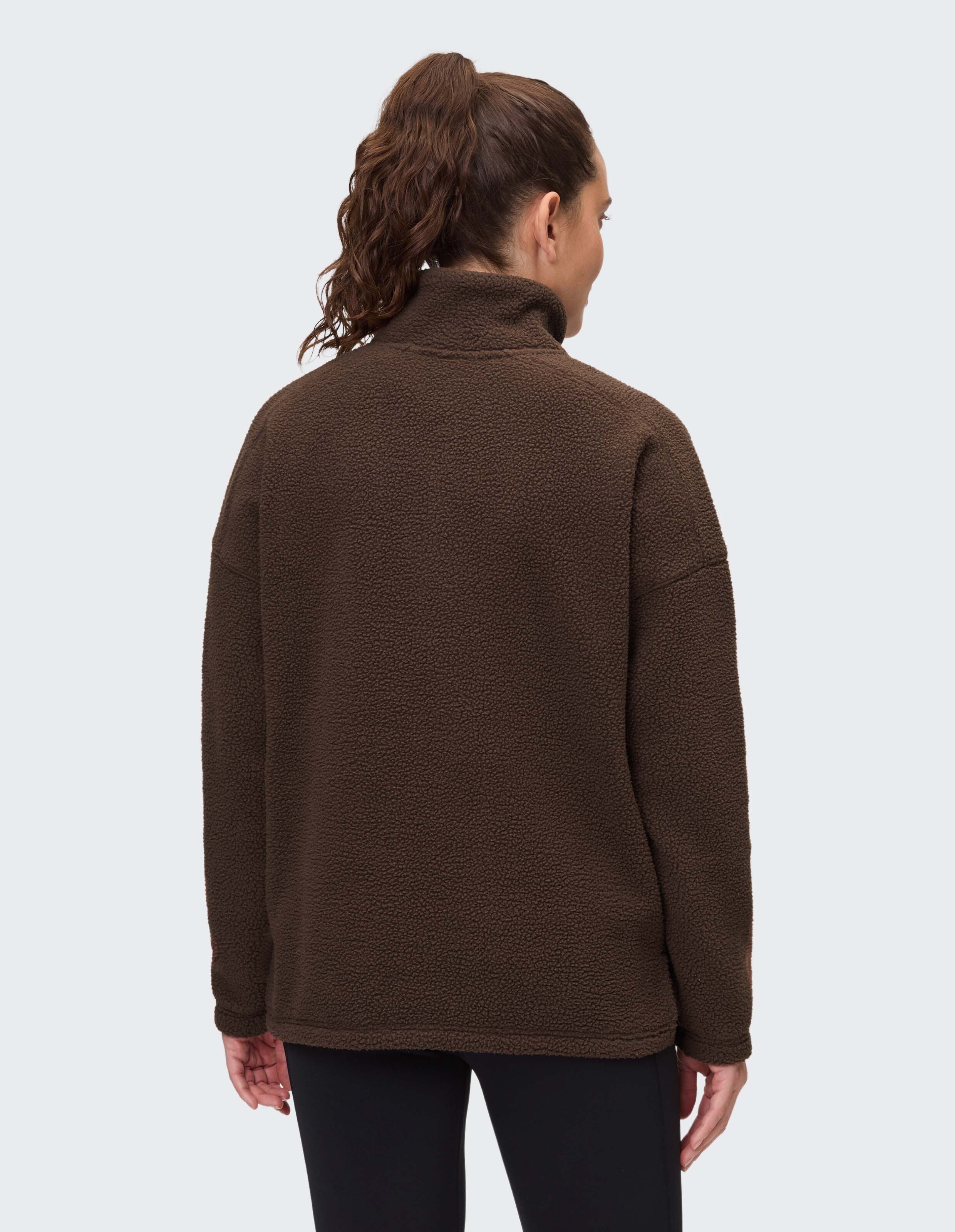 Rückansicht einer Frau, die ein gemütliches braunes Fleece-Sweatshirt von Venice Beach Sarah trägt.