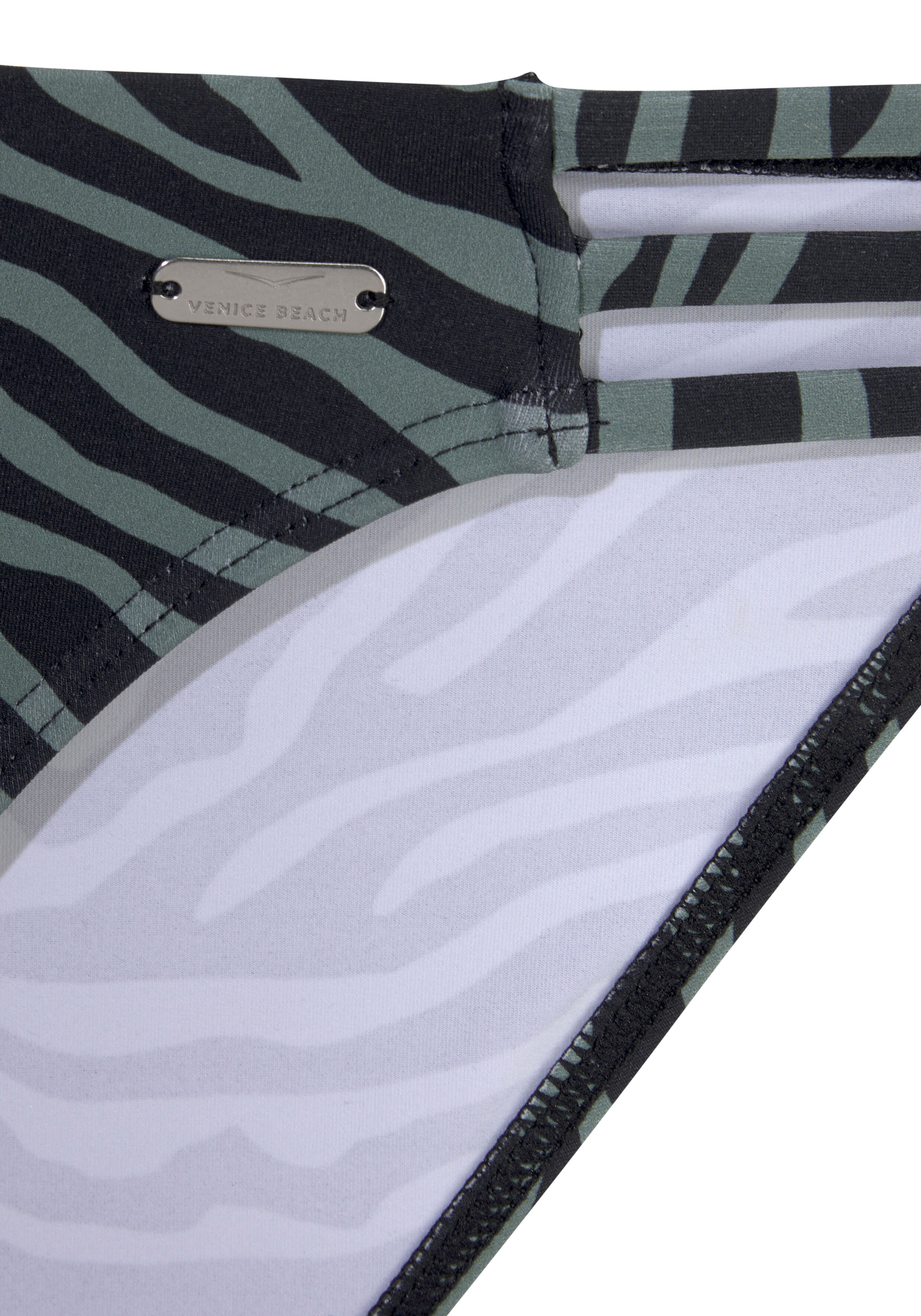 Nahaufnahme einer grün-schwarzen Bikinihose mit Zebrastreifen und Venice Beach-Tag.