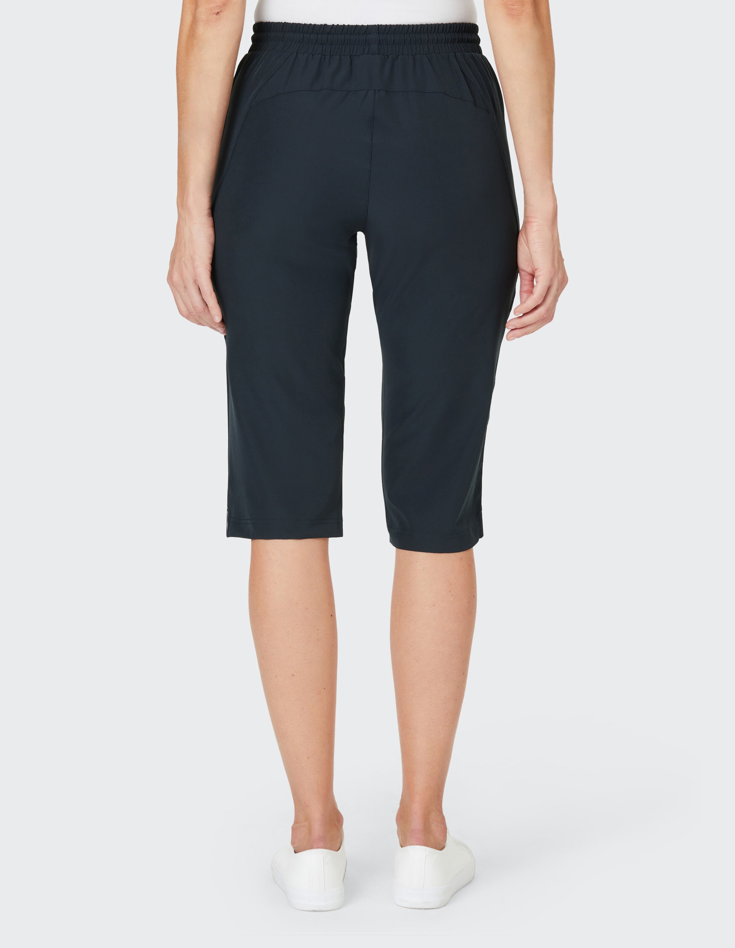 Dunkelblaue, knielange Shorts mit elastischem Bund, Kordelzug und Reißverschlusstaschen an den Seiten für einen sportlichen Look.