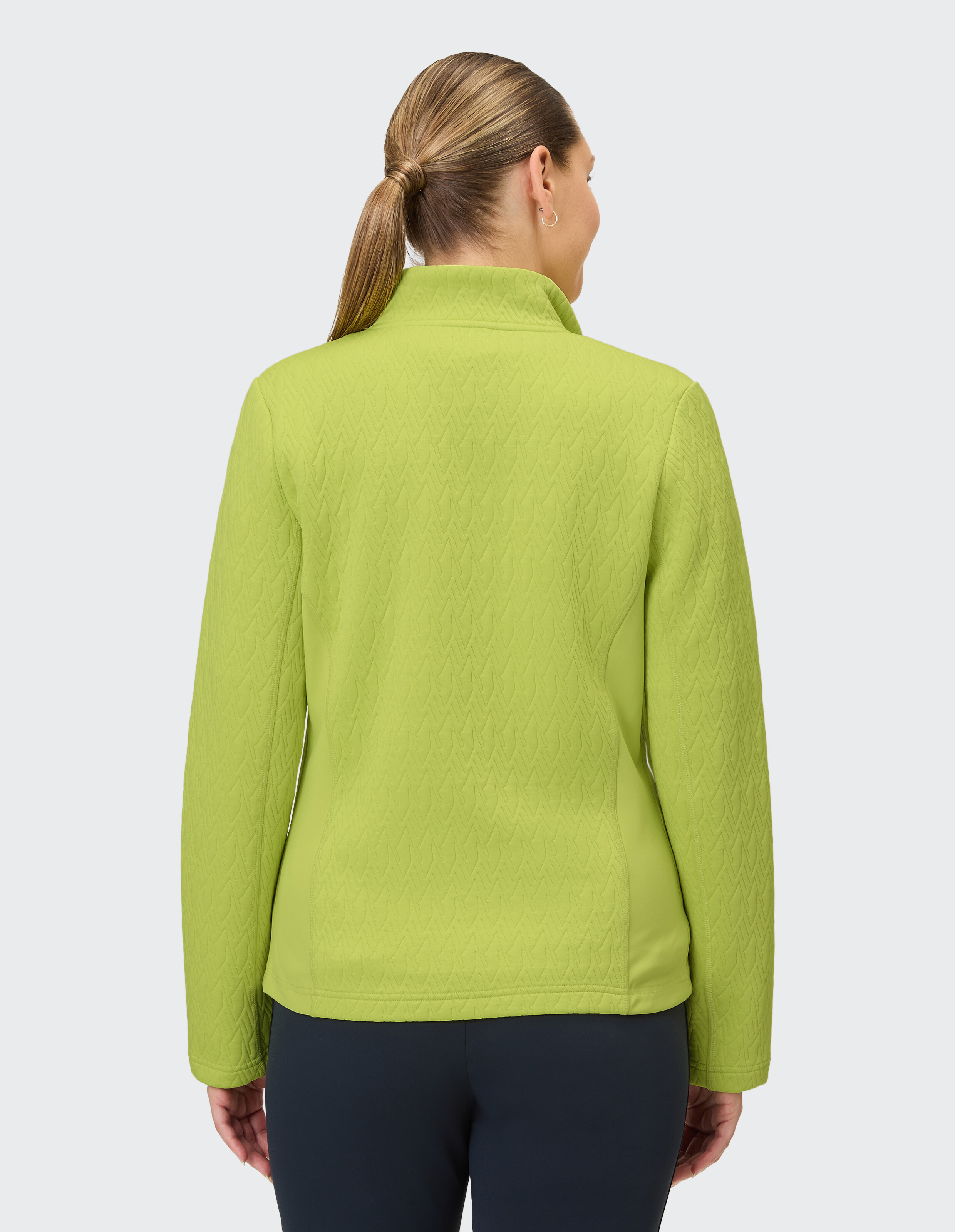 Eine hellgrüne, taillierte Jacke mit einem Rautenmuster und Stehkragen wird von hinten gezeigt.