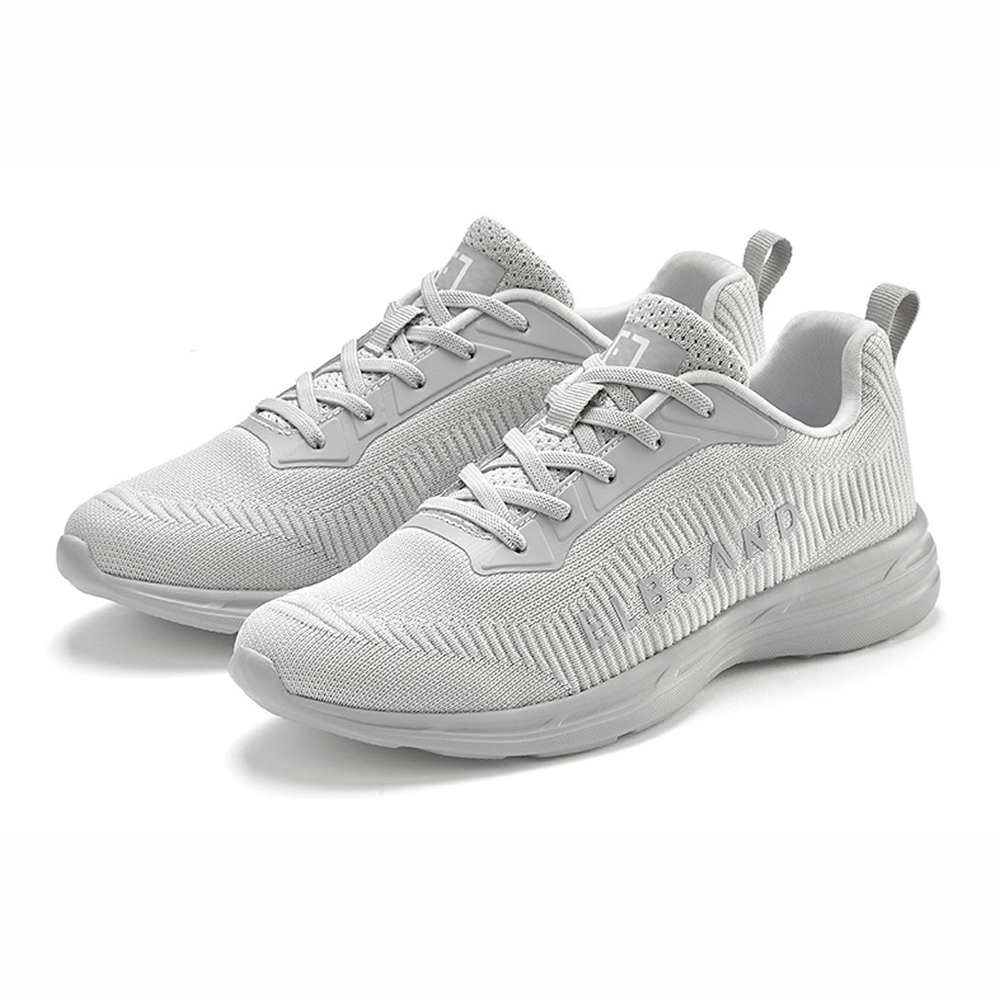 Hellgraue Freizeit-Sneaker mit strukturiertem Design und Schnürverschluss.