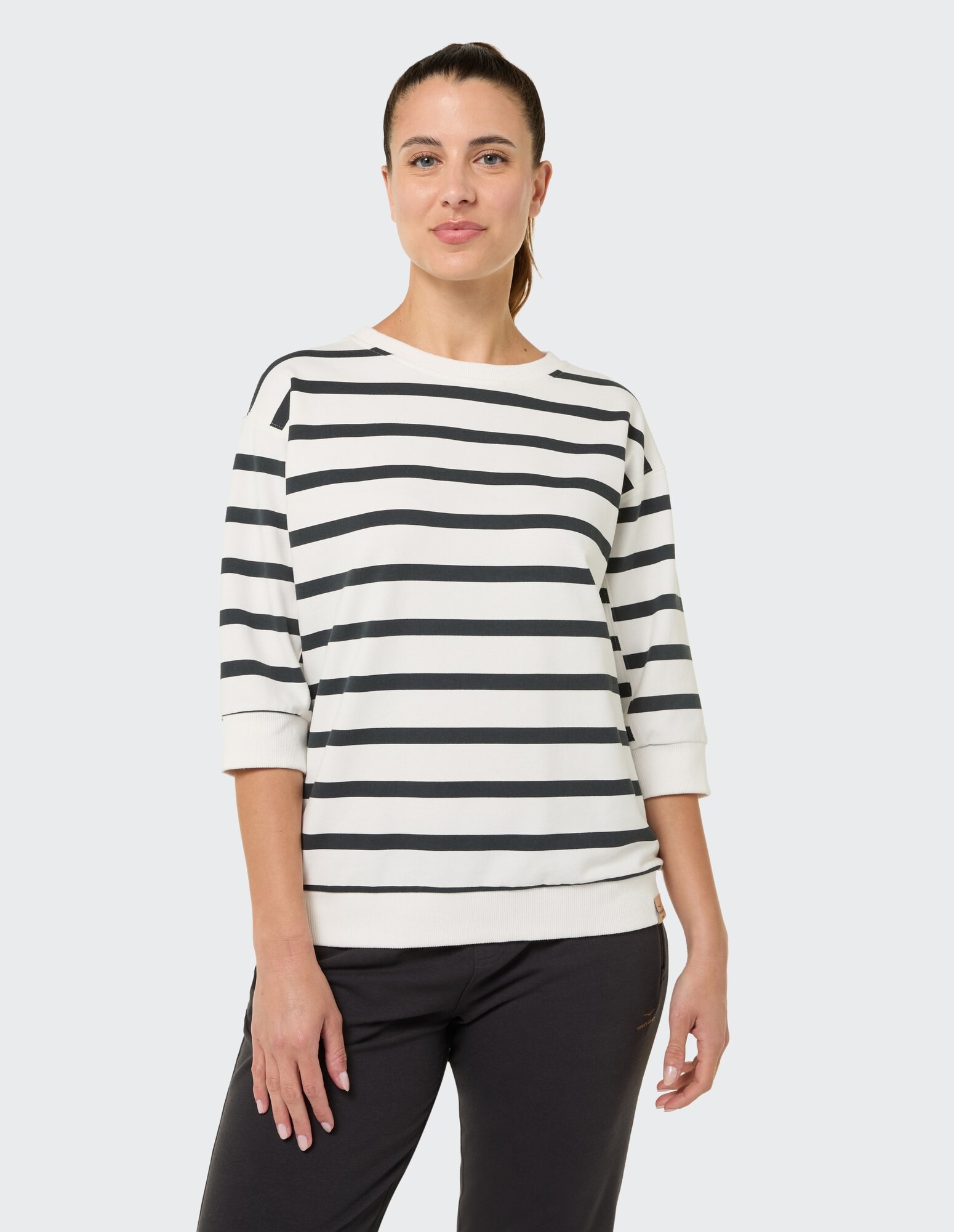 Gemütliches, gestreiftes Sweatshirt in Creme und Schwarz, perfekt für Freizeitkleidung.