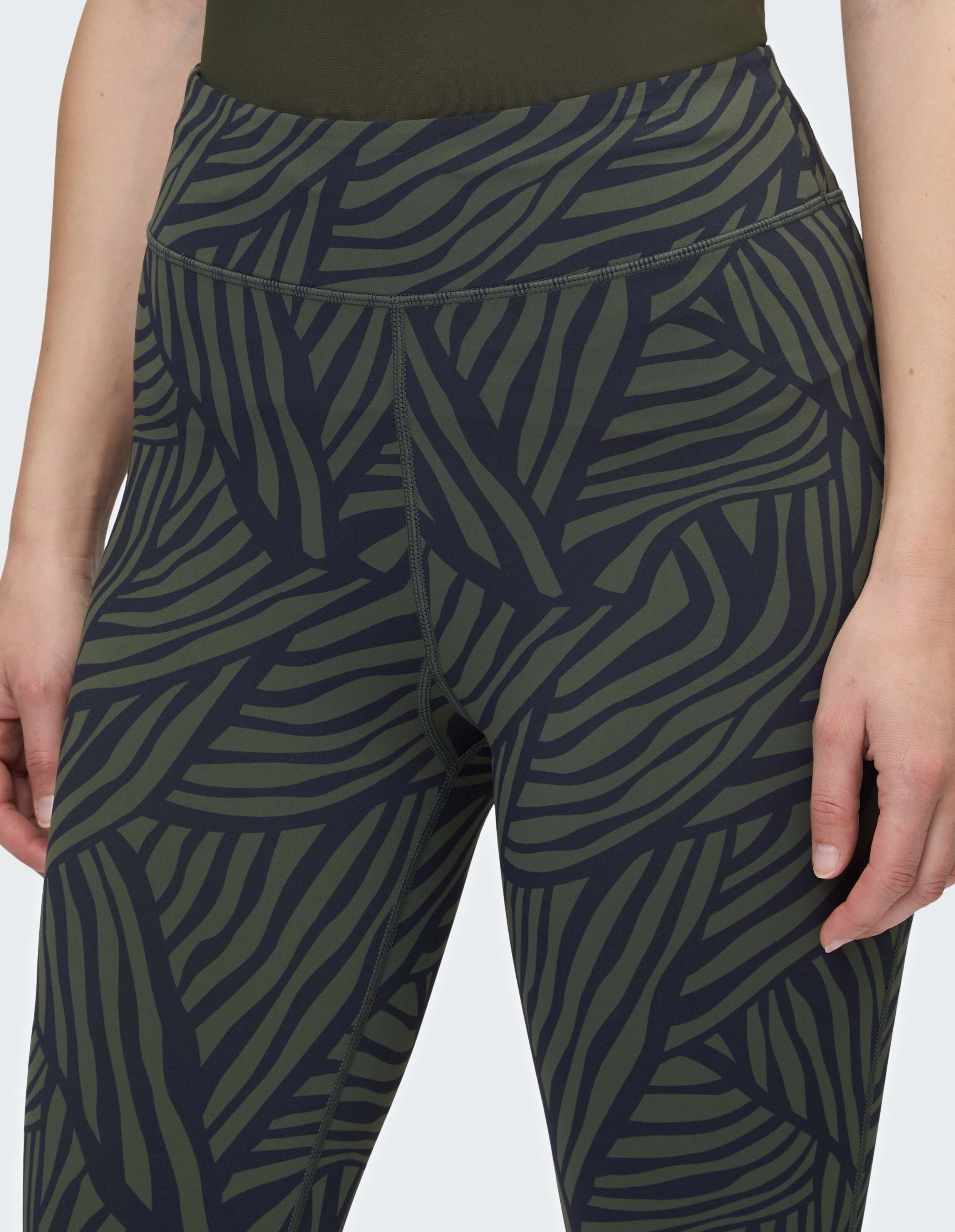 Olivgrüne Leggings mit hohem Bund und dunklem, abstraktem Blattmuster für lässige Lounge-Kleidung.