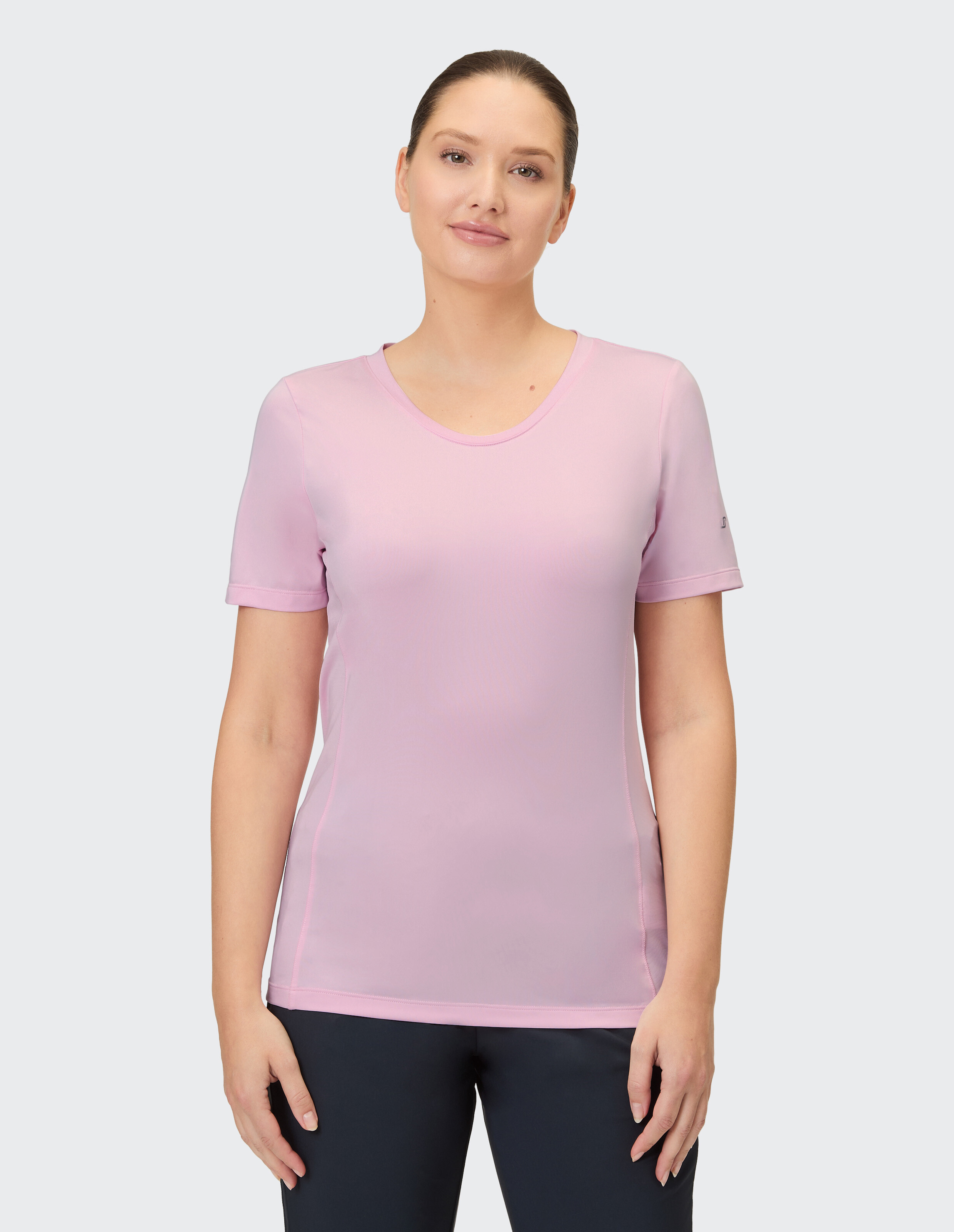 Eine Frau trägt ein kurzärmeliges, fliederfarbenes T-Shirt mit V-Ausschnitt.