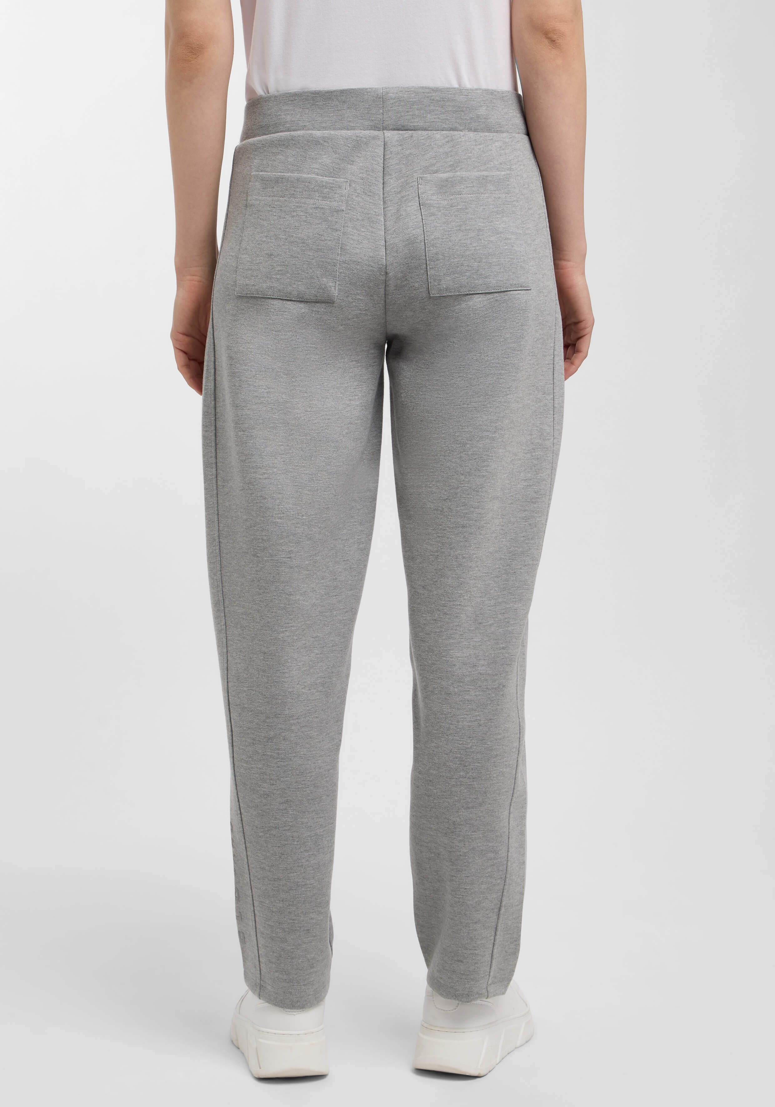 Rückansicht einer grauen, lässigen Jogginghose mit Taschen, perfekt zum Faulenzen.