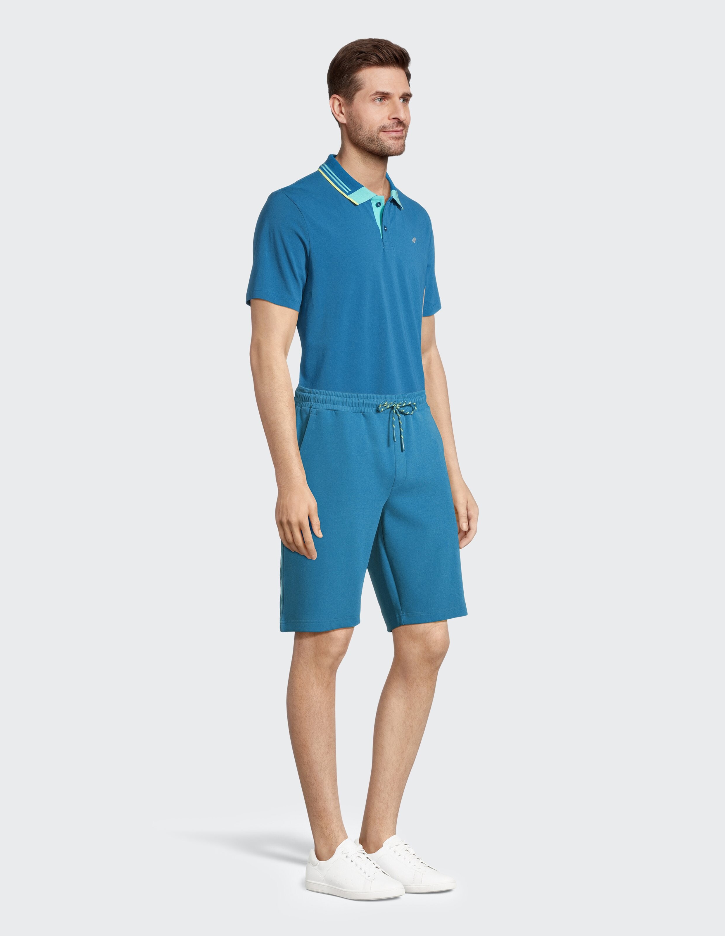 Blaue Shorts mit elastischem Bund und schwarz-gelb gestreiftem Kordelzug, vor hellem Hintergrund präsentiert.