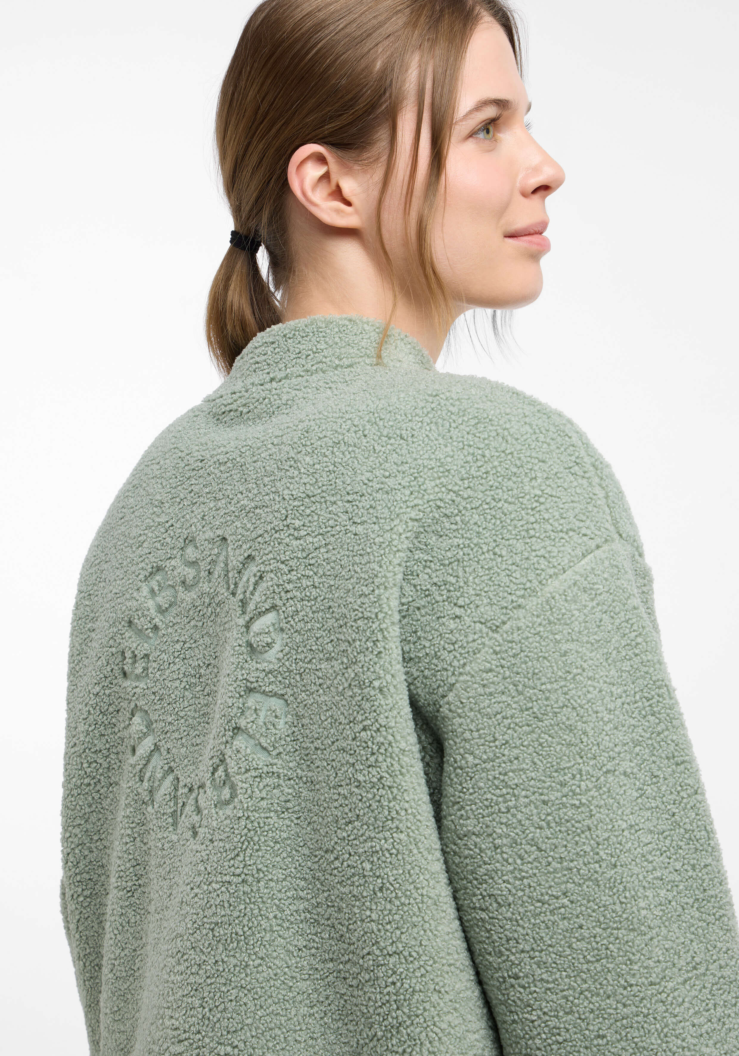 Kuschelige grüne Fleecejacke mit Logoprägung, perfekt für den Freizeitgebrauch.