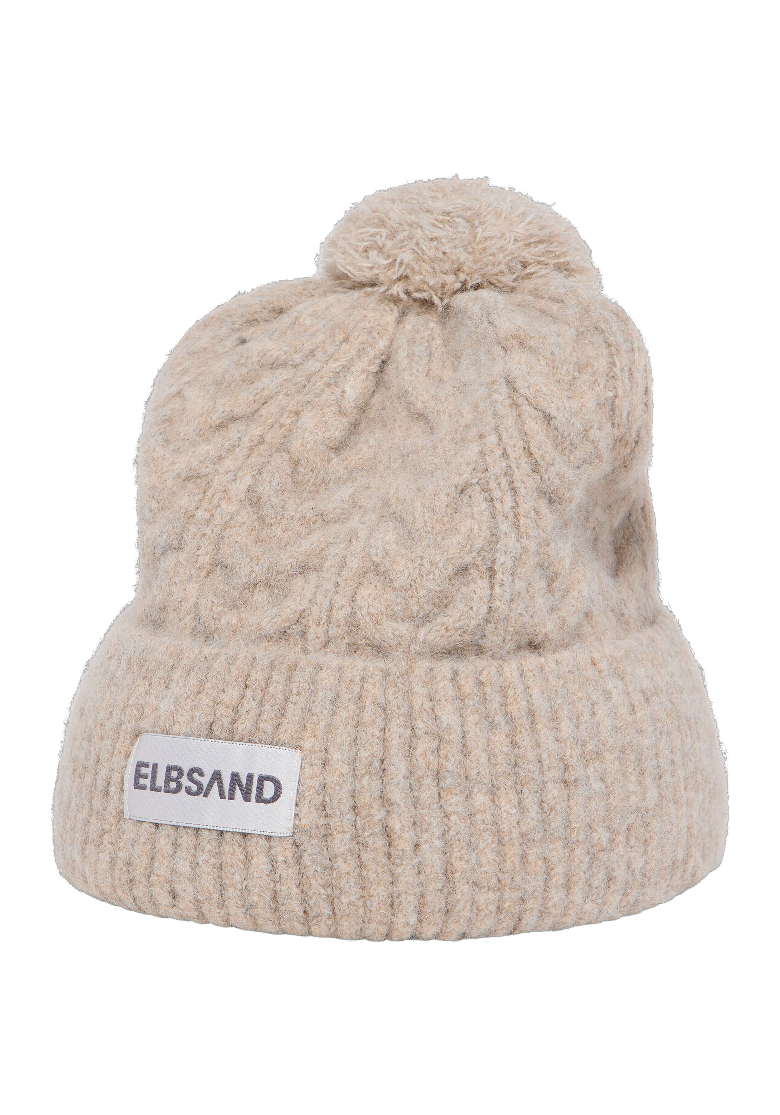 Kuschelige beige Strickmütze mit Bommel, geripptem Bündchen und ELBSAND-Logo, perfekt für lässige Winterkleidung.