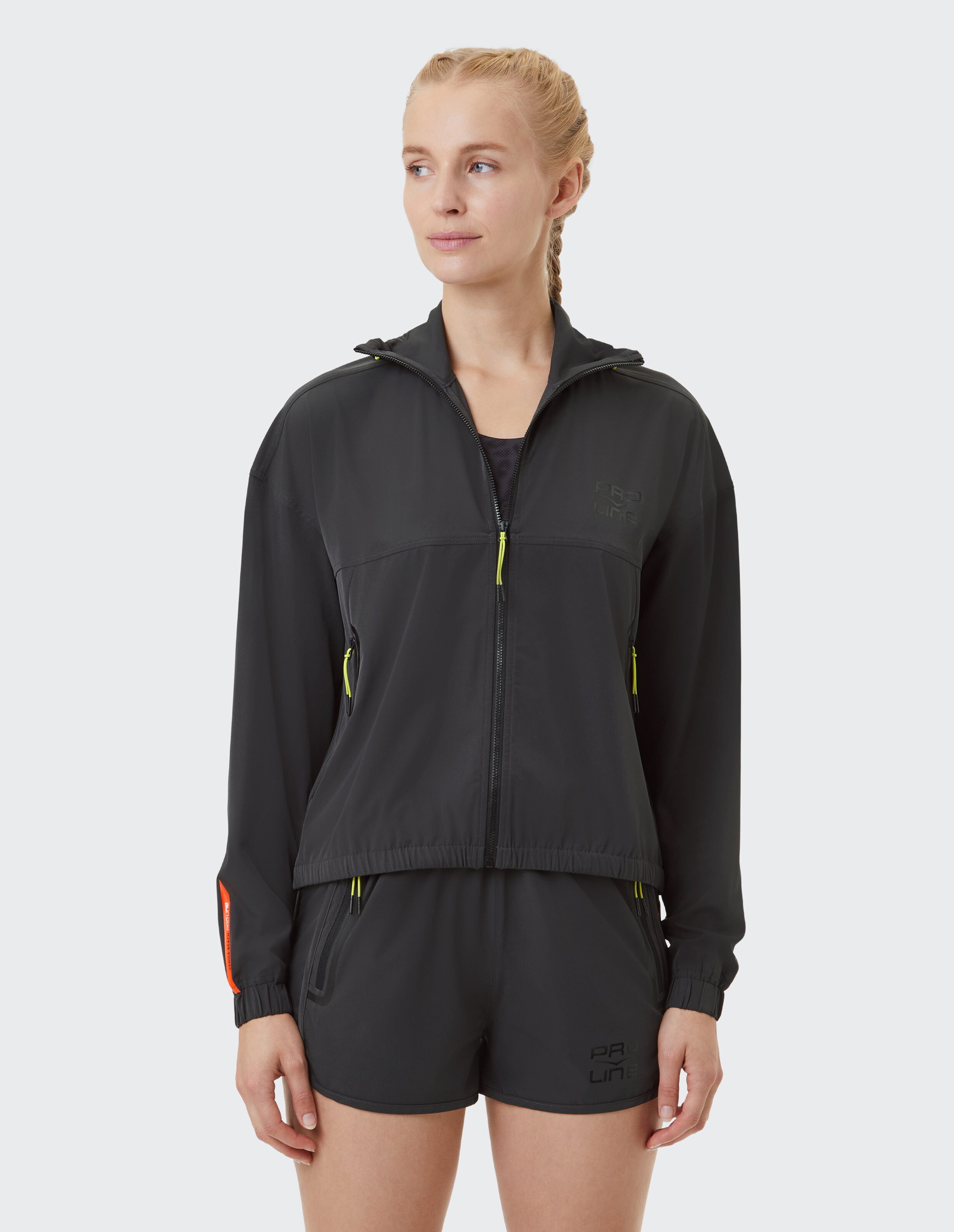 Frau in einer schwarzen Sportjacke und Shorts, perfekt für Freizeitkleidung.