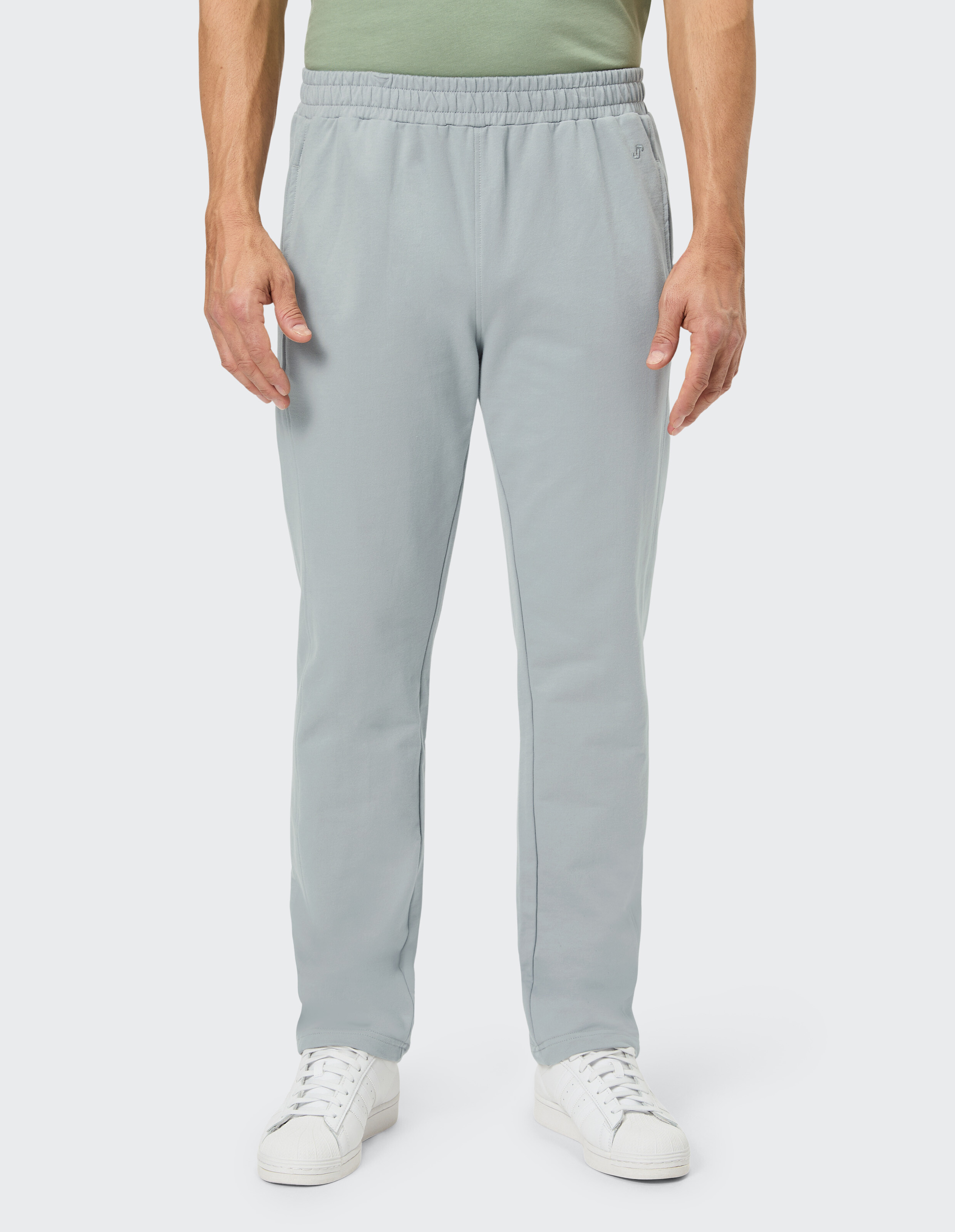 Graue Jogginghose mit elastischem Bund, die von einem Mann getragen wird.