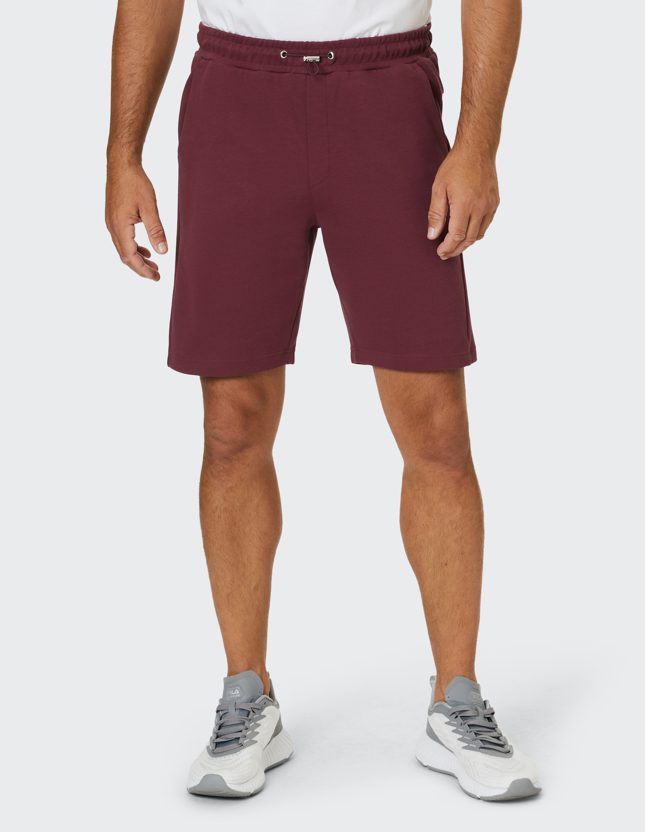Weinrote Shorts mit elastischem Bund und Kordelzug, seitlichen Taschen und schlichtem Schnitt für lässigen Tragekomfort.